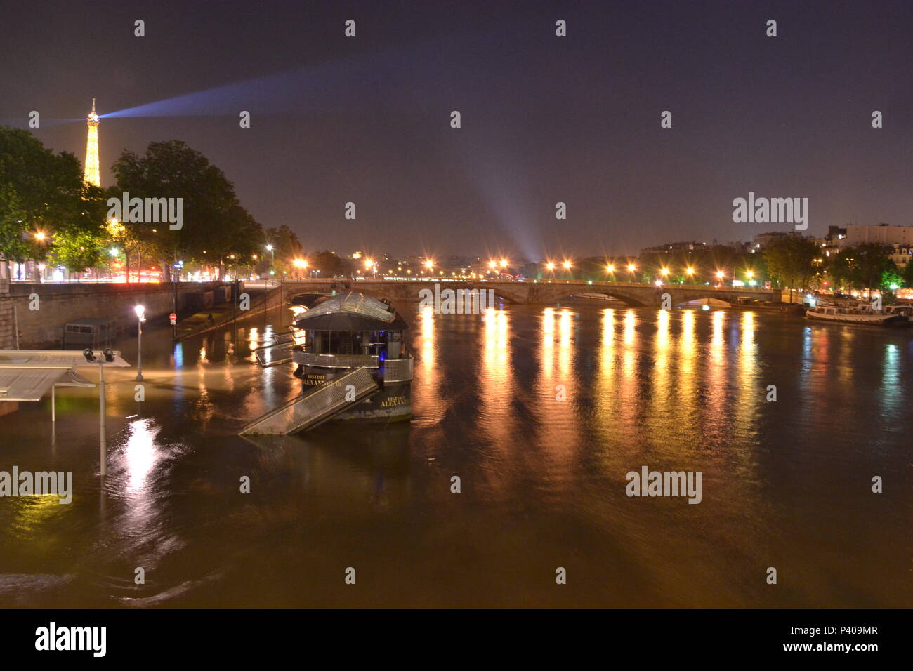 Les Grandes crus à Paris - Les Quais de Seine ne sind plus accessibles: l'eau est Montée. Du Trocadéro à Bercy, en passant par la Bibliothèque François Mitterrand, des Quais Mauriac à l'Ile Saint Louis, un Paysage jamais vu en février 2018 et 2016 Stockfoto