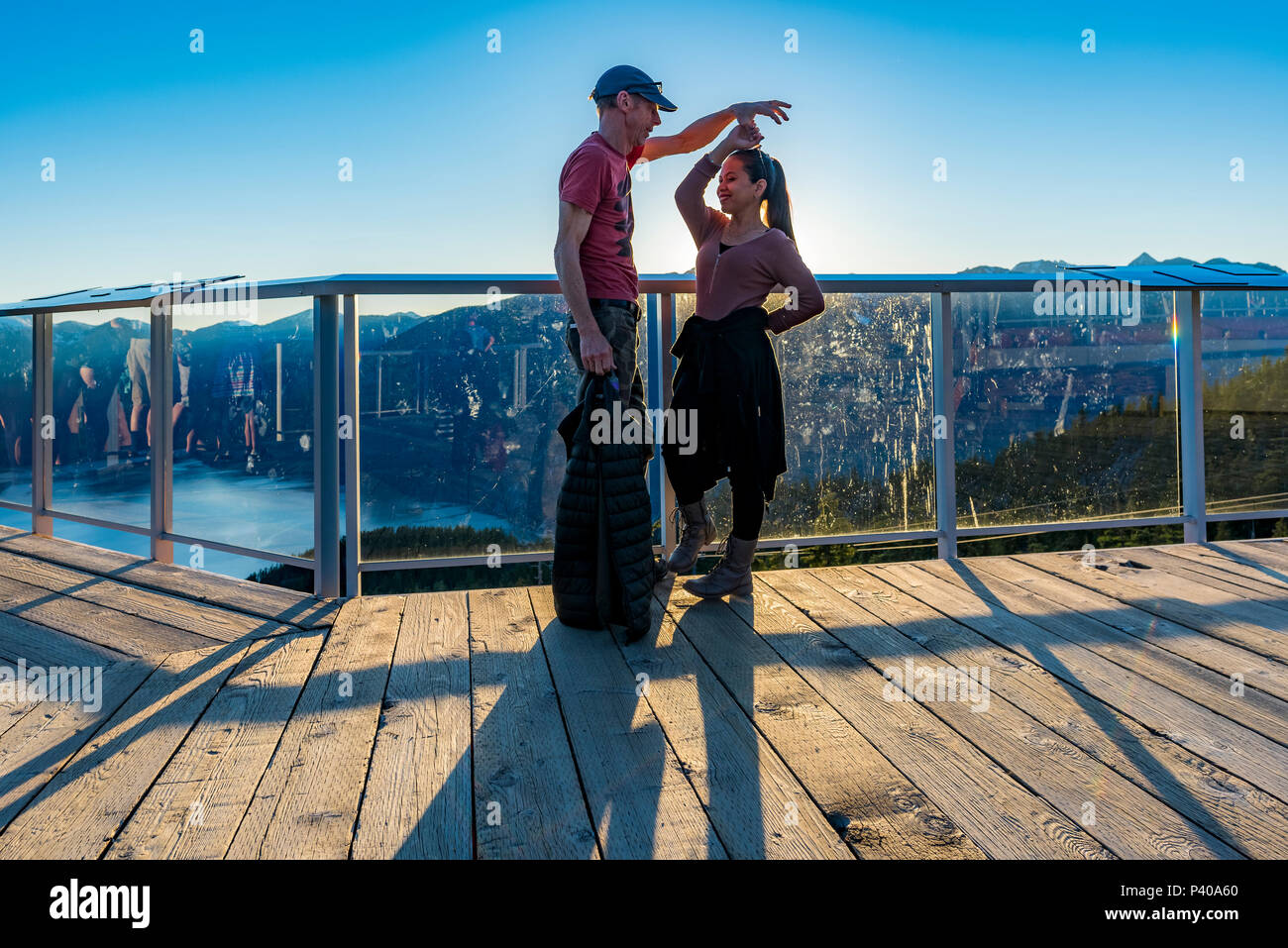 Paar tanzen am Aussichtspunkt Terrasse, Meer, Himmel Gondel Gipfel, Squamish, British Columbia, Kanada. Stockfoto