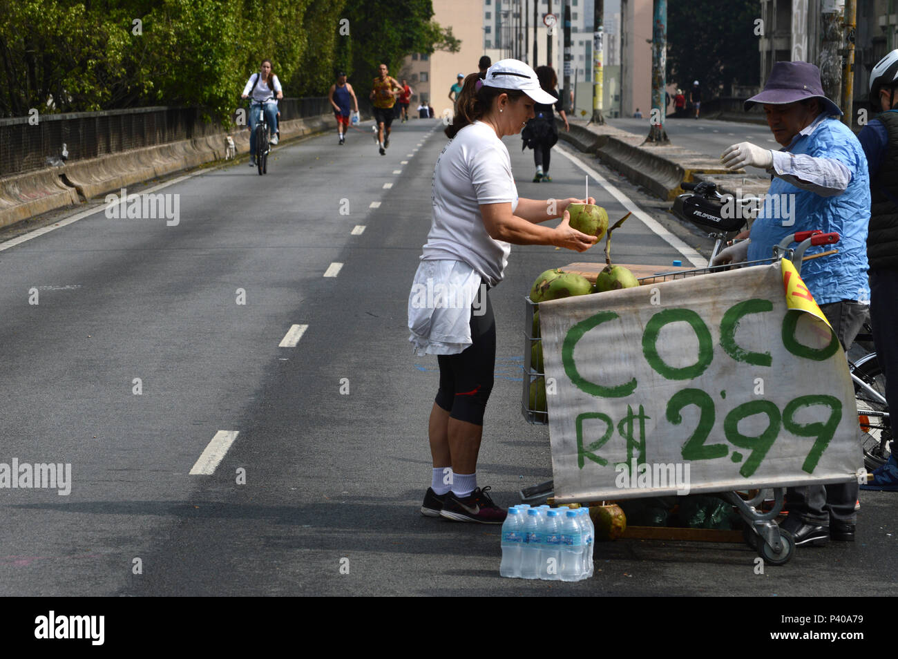 Verkäufer de Coco Verde e Água keine Minhocão - Elevado Presidente João Goulart, fechado aos Domingos para lazer Informação adicional: anteriormente denominado Elevado Presidente Costa e Silva, São Paulo-SP. Stockfoto