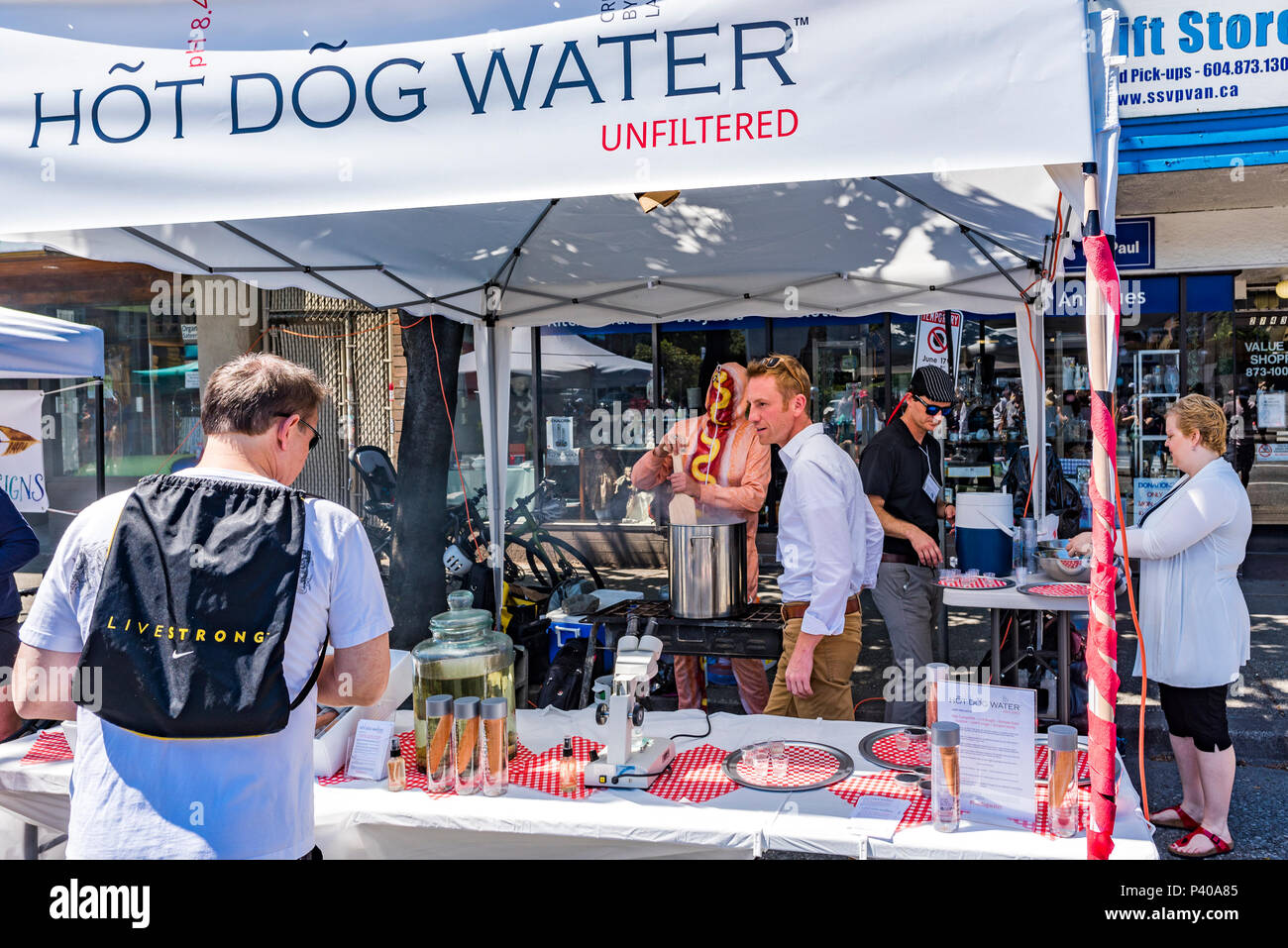 Ungefilterte, Hot Dog Wasser. Das Bewusstsein der Verbraucher für die Kunst Installation von Douglas Bevans, Autofreier Tag, Main Street, Vancouver, British Columbia, Kanada. Stockfoto