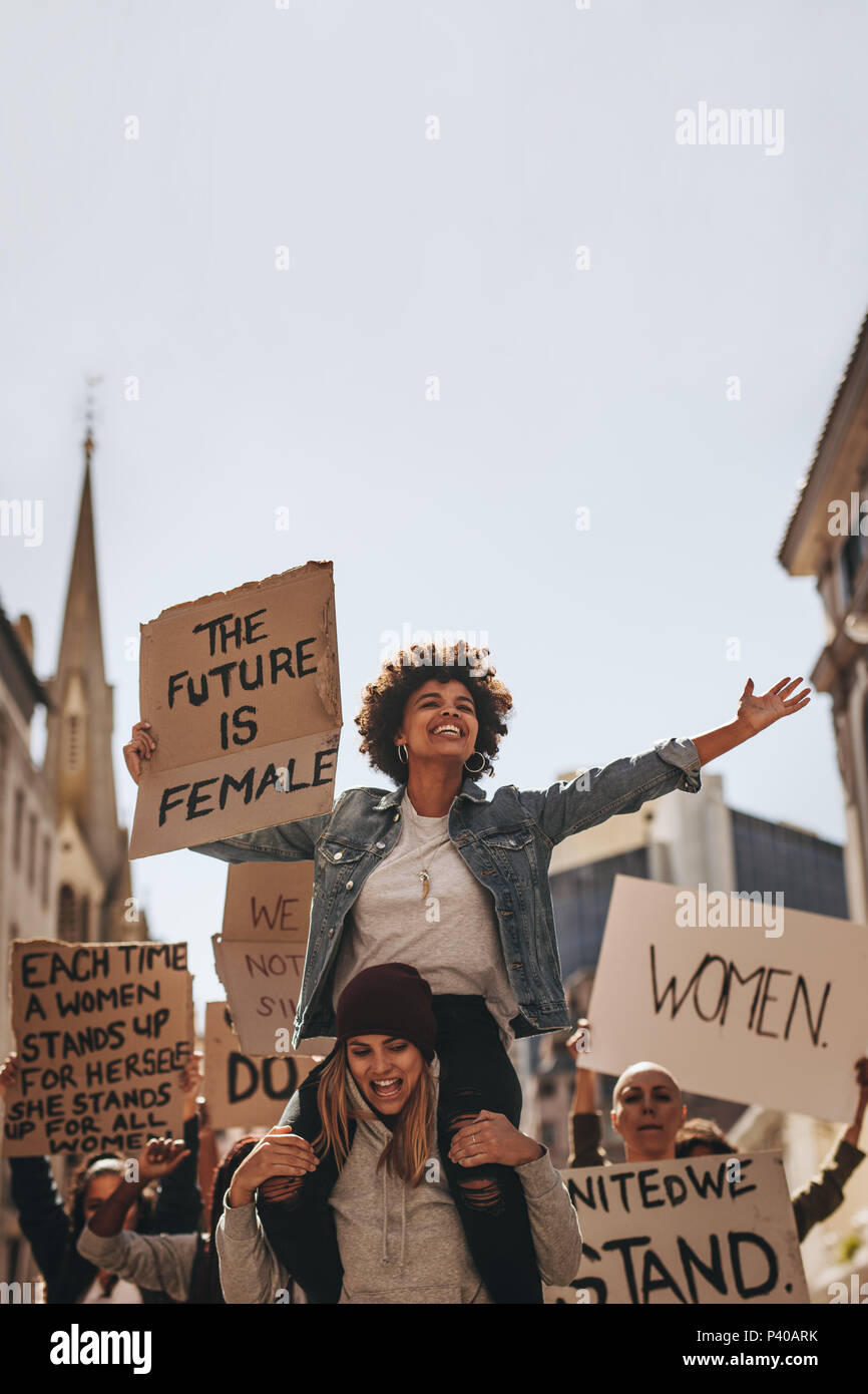 Gruppe Junger womenn mit Namensschild genießen den Protest. Weibliche Demonstranten Genießen der Protest auf der Straße. Stockfoto