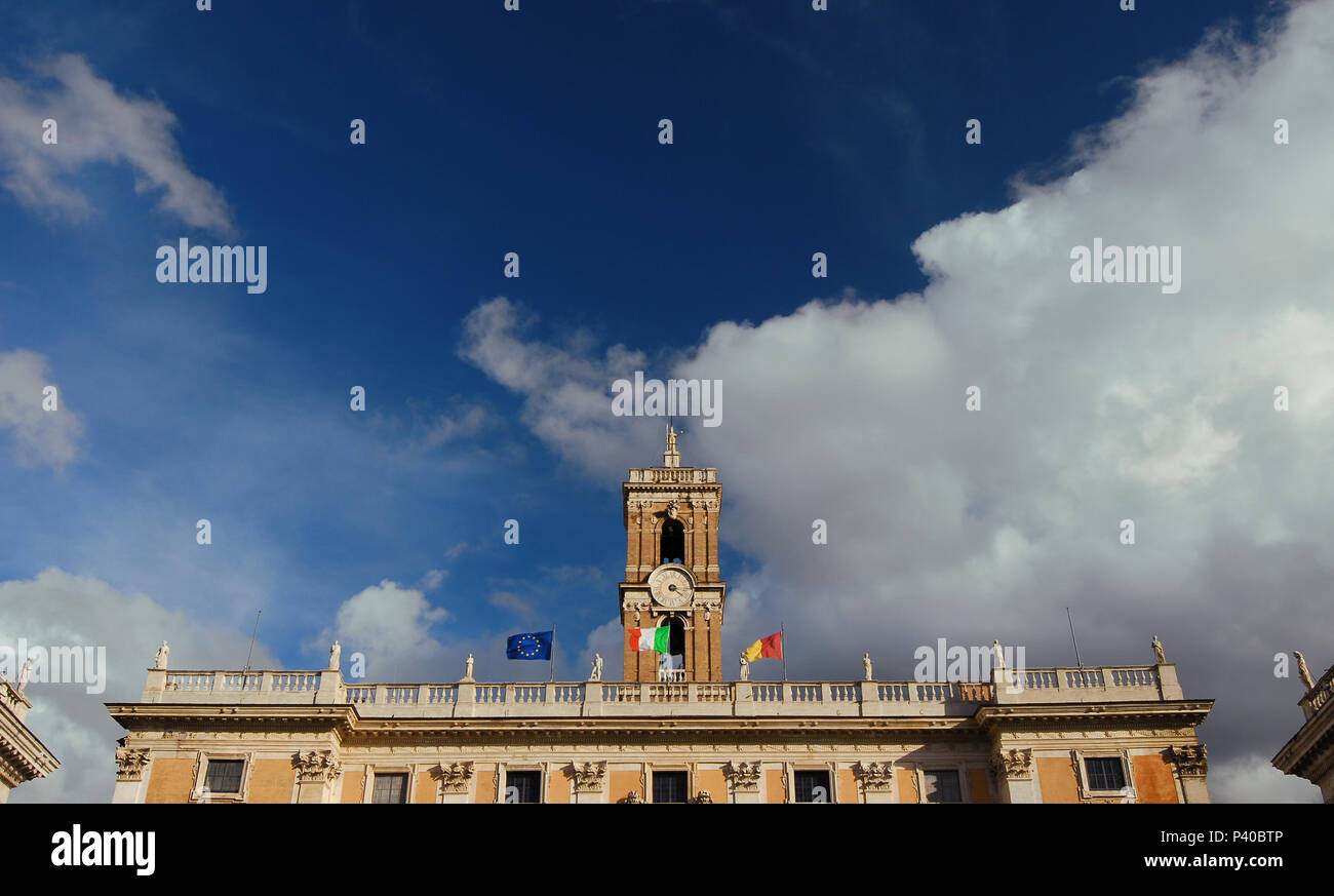 Rom Rathaus Glockenturm unter Wolken an der Spitze der Kapitolinischen Hügel in der Mitte von Rom, von Martino Longhi im 16. Jahrhundert entworfen (mit Kopie Stockfoto
