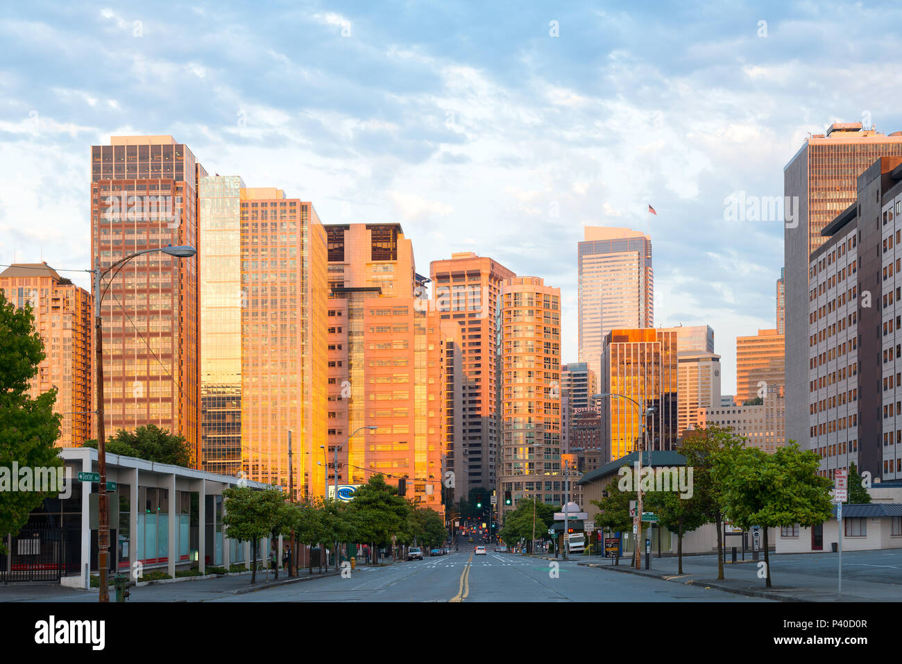 Seattle, Washington State, USA - 7. Avenue und Gebäude der Innenstadt bei Sonnenuntergang. Stockfoto