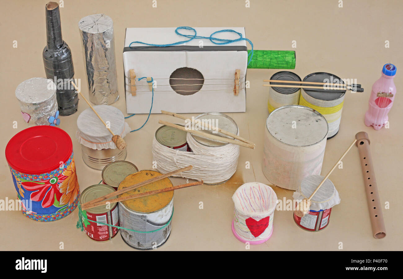 Instrumentos musicais produzidos com materiais recicláveis. Na Foto ...