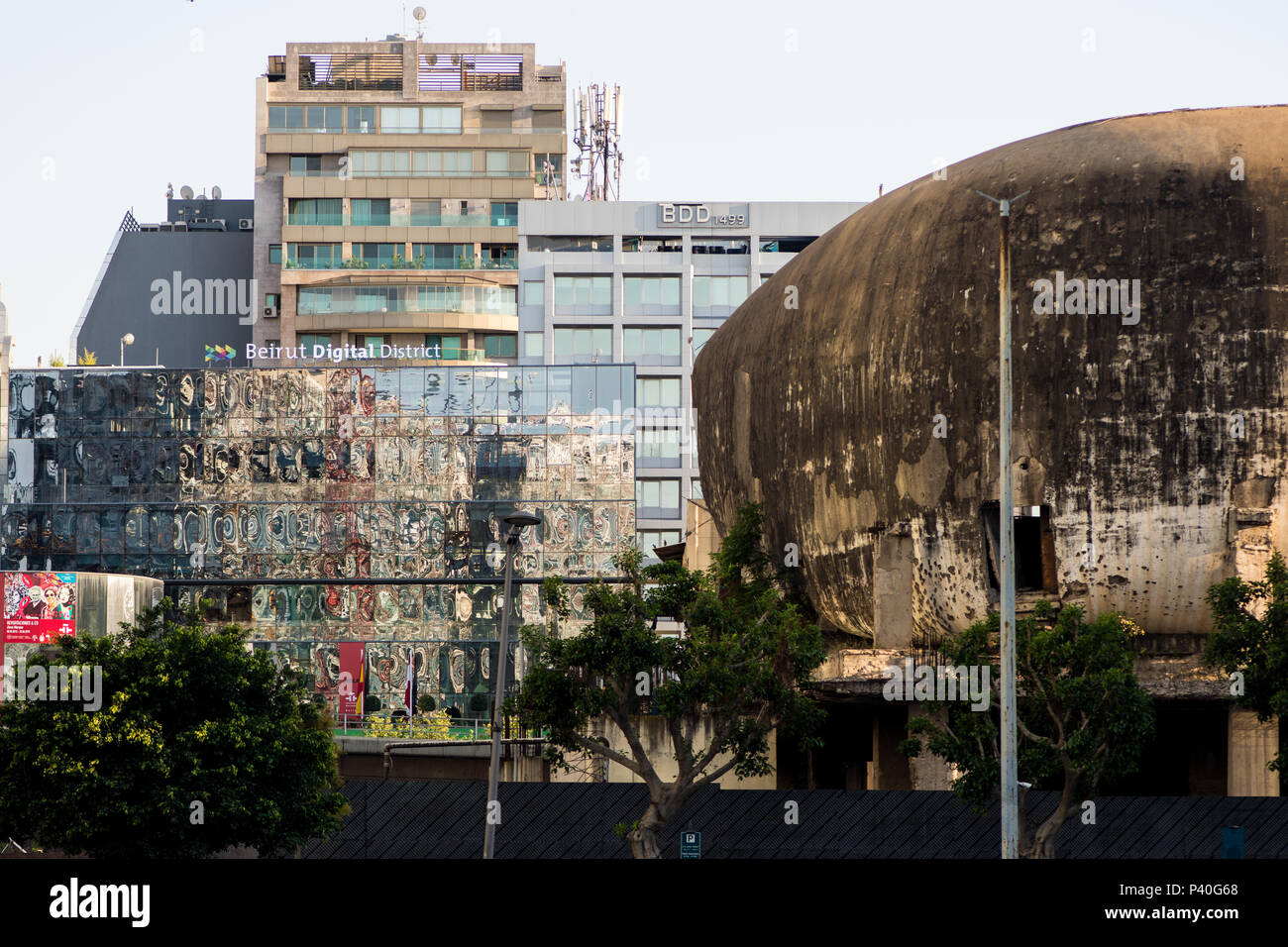 Krieg - geschrammt Ei-förmiges Gebäude in Beirut. Stockfoto
