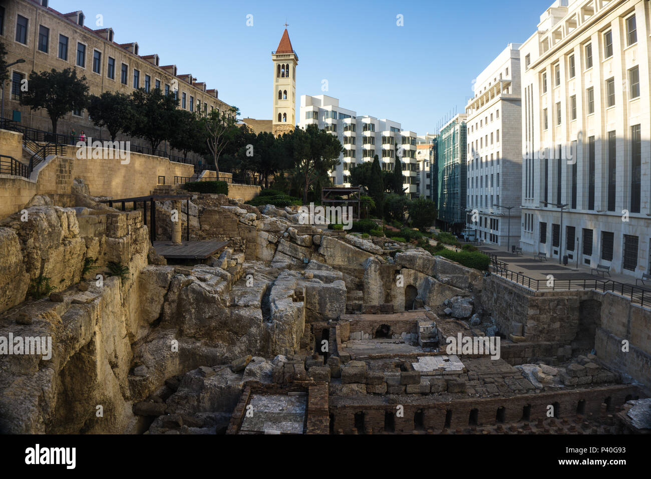 Blick auf die Römischen Bäder umgeben von modernen Gebäuden im Zentrum von bierut. Stockfoto