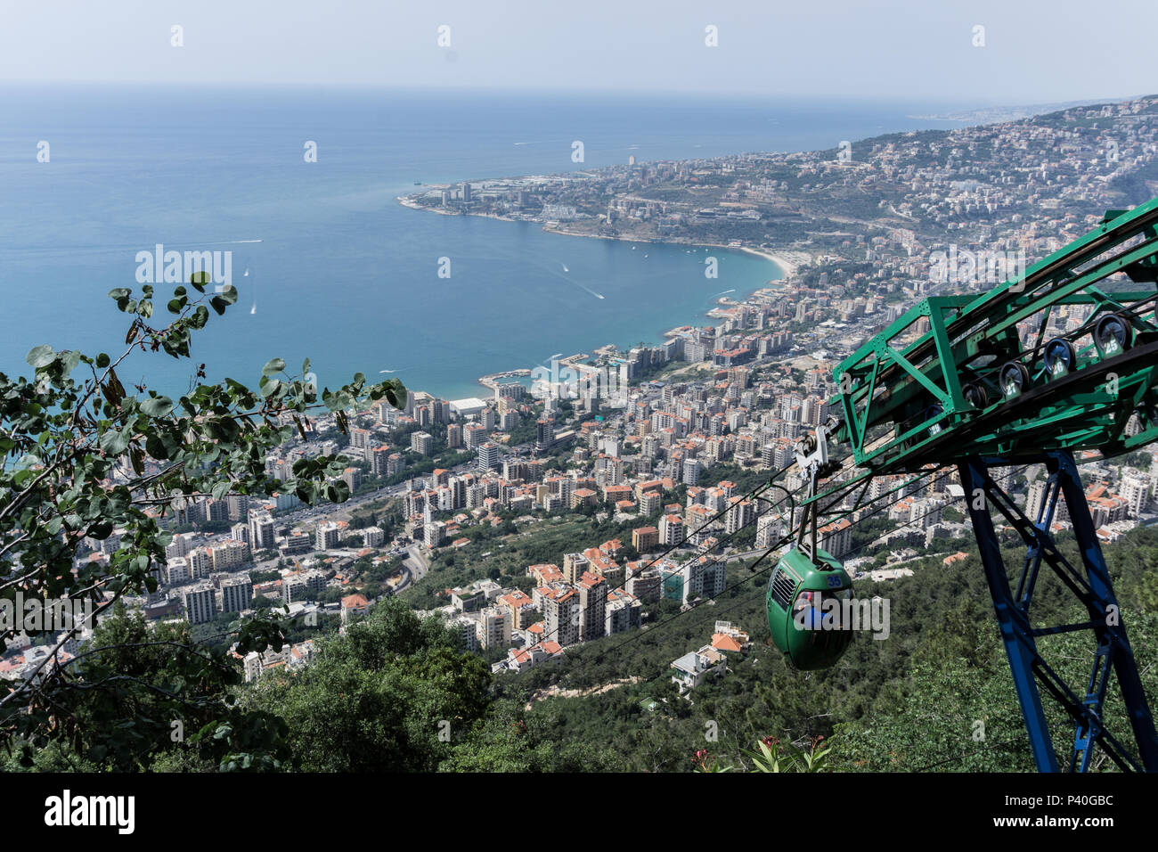 Blick auf die Küstenstadt Jounieh mit der Seilbahn kommen Stockfoto