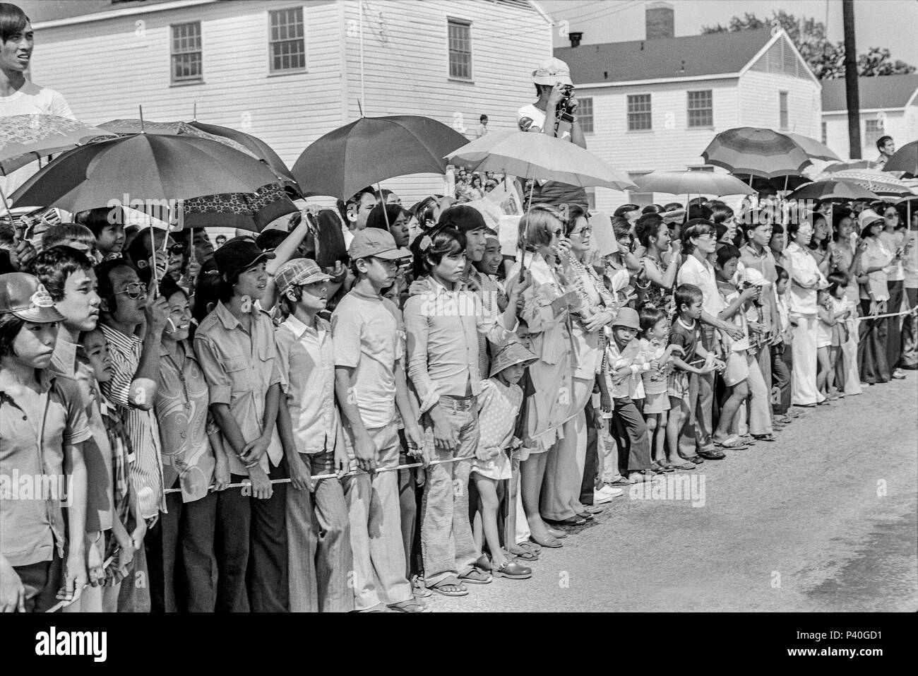 FORT SMITH, AR, USA - 10. August 1975 - Präsident Gerald Ford grüßt Journalisten und Vertreter, wenn er das Fort Chaffee vietnamesischen Relocation Center in Northwest Arkansas Besuche. Stockfoto