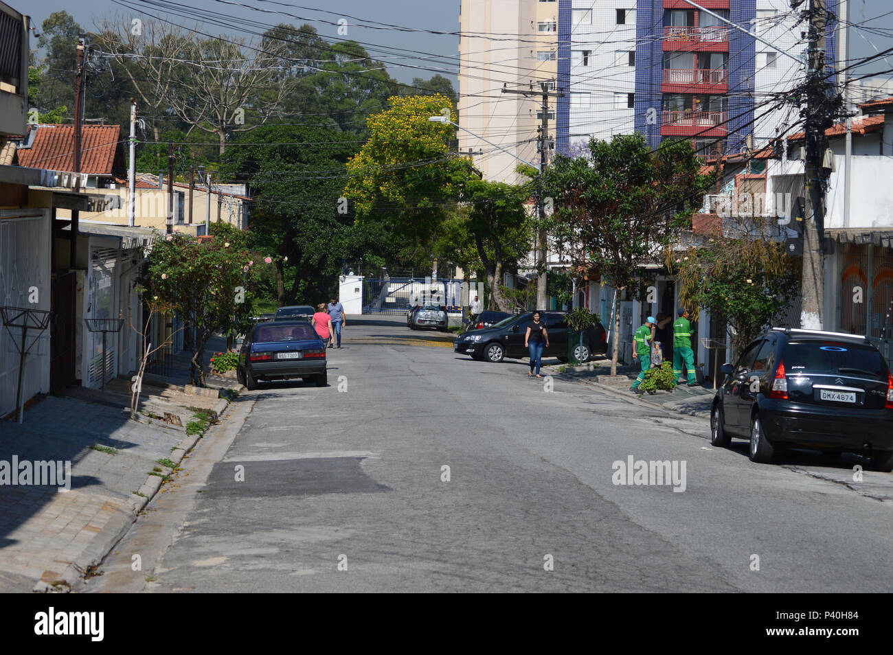 Rua residencial com prédios, Casas e sobrados de classe Média keine Bairro do Butantã, Zona Oeste. Stockfoto