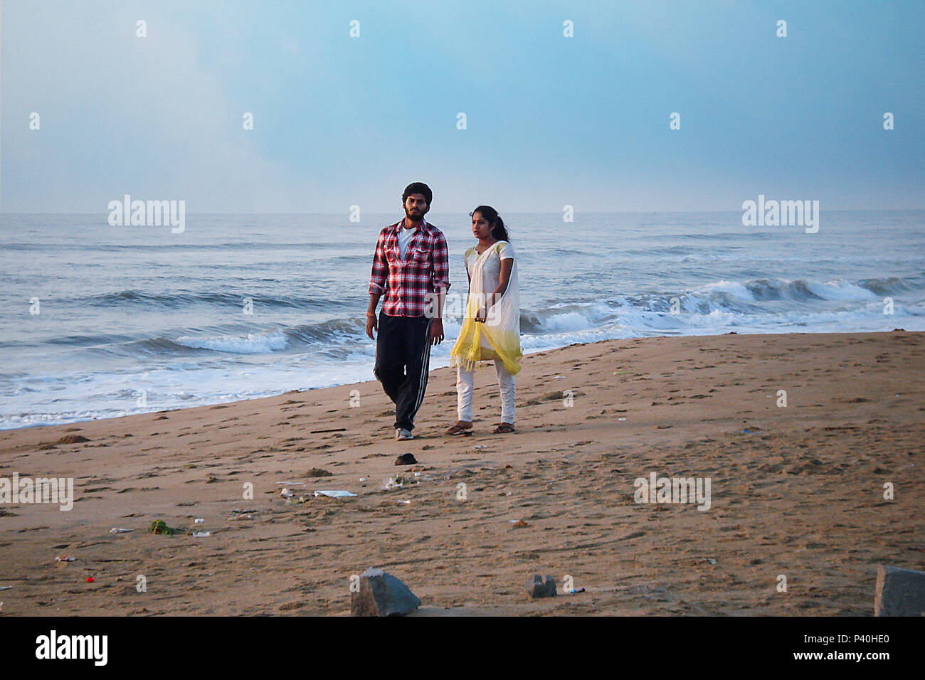 Gerne Romantische Paare Liebhaber Zu Fuss Am Strand Stockfotografie Alamy