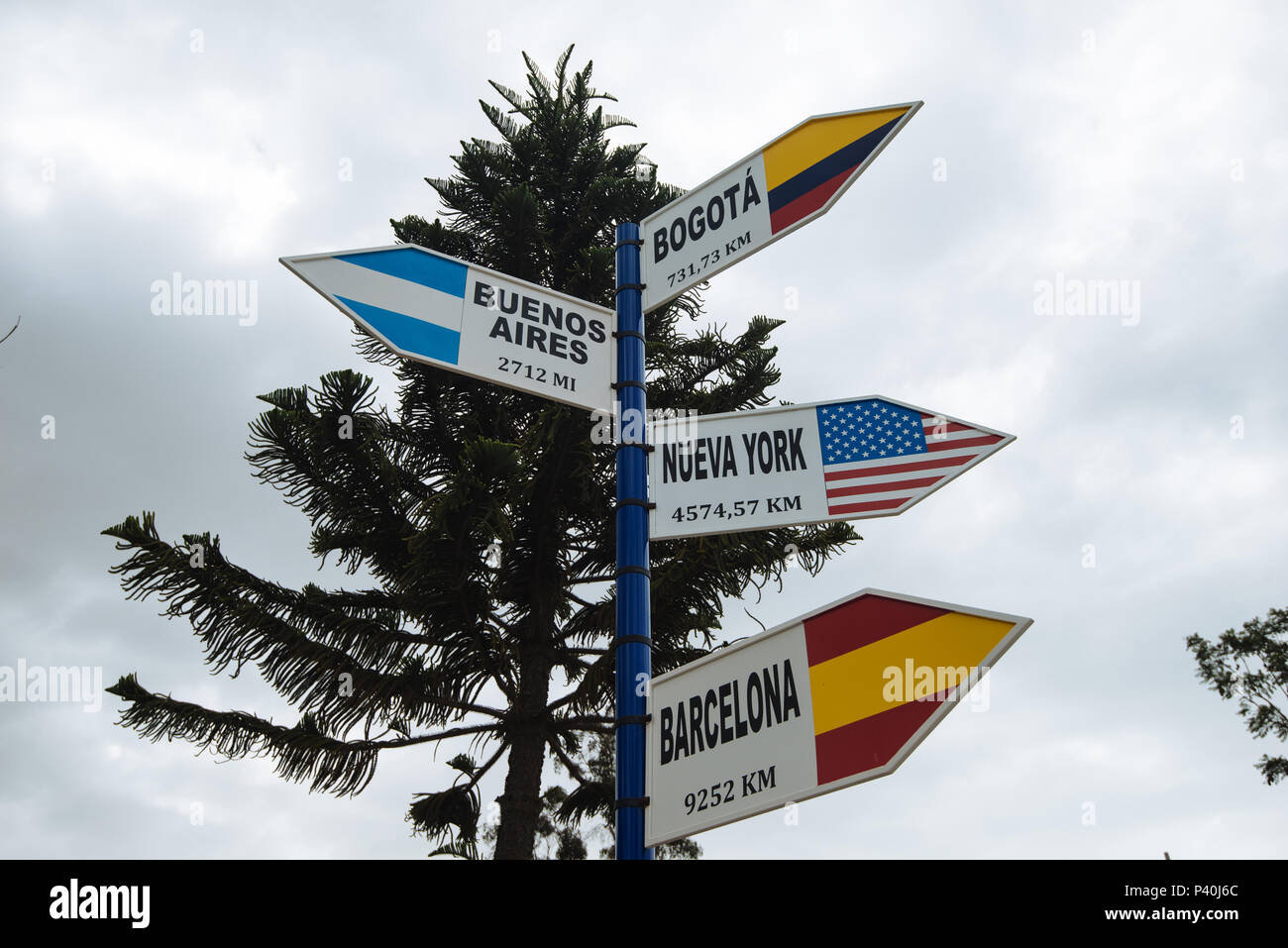 Metade Do Mundo - Ciudad Mitad del Mundo (Em Português: Cidade da Metade Do Mundo) é uma área de Propriedade da prefeitura De província de Pichincha, Ecuador. Ela está localizada na Freguesia de San Antonio, keine cantão de Quito, 26 quilômetros ao Norte do Centro da Cidade de Quito. O Monumento de 30 metros De Altura na área Foi construído Entre 1979 e 1982 pelo Conselho da Província de Pichincha. Stockfoto Metade Do Mundo - Ciudad Mitad del Mundo (Em Português: Cidade da Metade Do Mundo) é uma área de Propriedade da prefeitura De província de Pichincha, Ecuador. Ela está localizada na Freguesia de San Antonio, keine cantão de Quito, 26 quilômetros ao Norte do Centro da Cidade de Quito. O Monumento de 30 metros De Altura na área Foi construído Entre 1979 e 1982 pelo Conselho da Província de Pichincha. Stockfoto