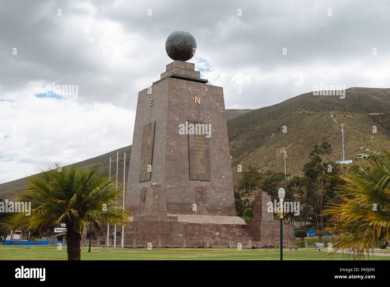 Metade Do Mundo - Ciudad Mitad del Mundo (Em Português: Cidade da Metade Do Mundo) é uma área de Propriedade da prefeitura De província de Pichincha, Ecuador. Ela está localizada na Freguesia de San Antonio, keine cantão de Quito, 26 quilômetros ao Norte do Centro da Cidade de Quito. O Monumento de 30 metros De Altura na área Foi construído Entre 1979 e 1982 pelo Conselho da Província de Pichincha. Stockfoto Metade Do Mundo - Ciudad Mitad del Mundo (Em Português: Cidade da Metade Do Mundo) é uma área de Propriedade da prefeitura De província de Pichincha, Ecuador. Ela está localizada na Freguesia de San Antonio, keine cantão de Quito, 26 quilômetros ao Norte do Centro da Cidade de Quito. O Monumento de 30 metros De Altura na área Foi construído Entre 1979 e 1982 pelo Conselho da Província de Pichincha. Stockfoto