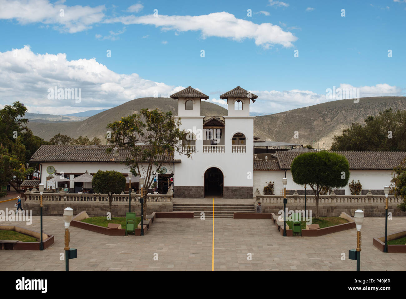 Metade Do Mundo - Ciudad Mitad del Mundo (Em Português: Cidade da Metade Do Mundo) é uma área de Propriedade da prefeitura De província de Pichincha, Ecuador. Ela está localizada na Freguesia de San Antonio, keine cantão de Quito, 26 quilômetros ao Norte do Centro da Cidade de Quito. O Monumento de 30 metros De Altura na área Foi construído Entre 1979 e 1982 pelo Conselho da Província de Pichincha. Stockfoto Metade Do Mundo - Ciudad Mitad del Mundo (Em Português: Cidade da Metade Do Mundo) é uma área de Propriedade da prefeitura De província de Pichincha, Ecuador. Ela está localizada na Freguesia de San Antonio, keine cantão de Quito, 26 quilômetros ao Norte do Centro da Cidade de Quito. O Monumento de 30 metros De Altura na área Foi construído Entre 1979 e 1982 pelo Conselho da Província de Pichincha. Stockfoto