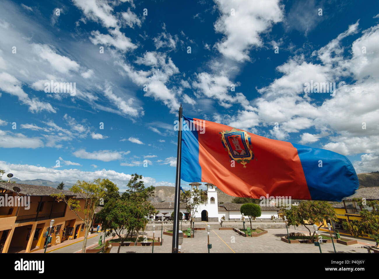 Metade Do Mundo - Ciudad Mitad del Mundo (Em Português: Cidade da Metade Do Mundo) é uma área de Propriedade da prefeitura De província de Pichincha, Ecuador. Ela está localizada na Freguesia de San Antonio, keine cantão de Quito, 26 quilômetros ao Norte do Centro da Cidade de Quito. O Monumento de 30 metros De Altura na área Foi construído Entre 1979 e 1982 pelo Conselho da Província de Pichincha. Stockfoto Metade Do Mundo - Ciudad Mitad del Mundo (Em Português: Cidade da Metade Do Mundo) é uma área de Propriedade da prefeitura De província de Pichincha, Ecuador. Ela está localizada na Freguesia de San Antonio, keine cantão de Quito, 26 quilômetros ao Norte do Centro da Cidade de Quito. O Monumento de 30 metros De Altura na área Foi construído Entre 1979 e 1982 pelo Conselho da Província de Pichincha. Stockfoto