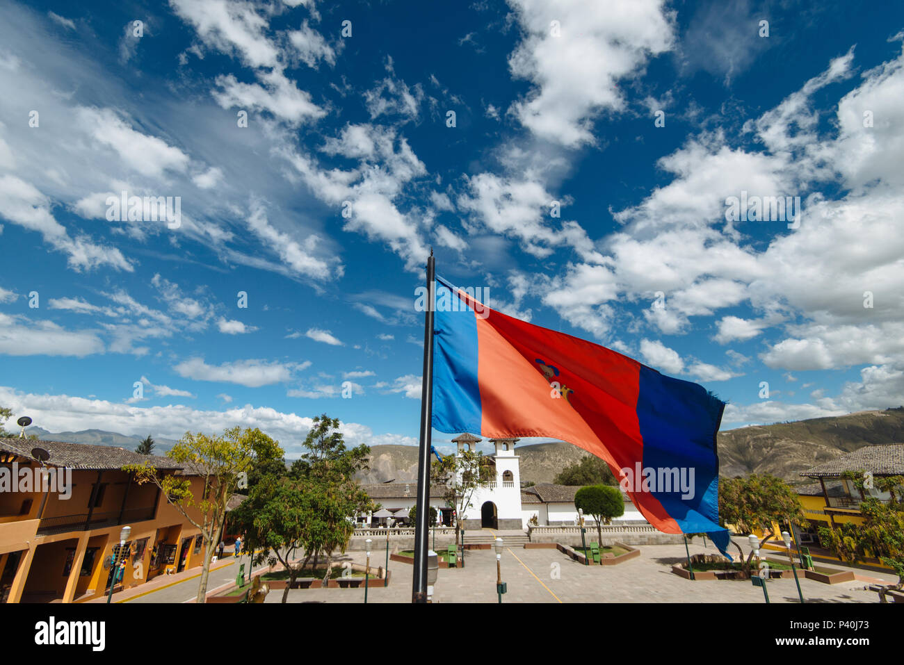 Metade Do Mundo - Ciudad Mitad del Mundo (Em Português: Cidade da Metade Do Mundo) é uma área de Propriedade da prefeitura De província de Pichincha, Ecuador. Ela está localizada na Freguesia de San Antonio, keine cantão de Quito, 26 quilômetros ao Norte do Centro da Cidade de Quito. O Monumento de 30 metros De Altura na área Foi construído Entre 1979 e 1982 pelo Conselho da Província de Pichincha. Stockfoto Metade Do Mundo - Ciudad Mitad del Mundo (Em Português: Cidade da Metade Do Mundo) é uma área de Propriedade da prefeitura De província de Pichincha, Ecuador. Ela está localizada na Freguesia de San Antonio, keine cantão de Quito, 26 quilômetros ao Norte do Centro da Cidade de Quito. O Monumento de 30 metros De Altura na área Foi construído Entre 1979 e 1982 pelo Conselho da Província de Pichincha. Stockfoto