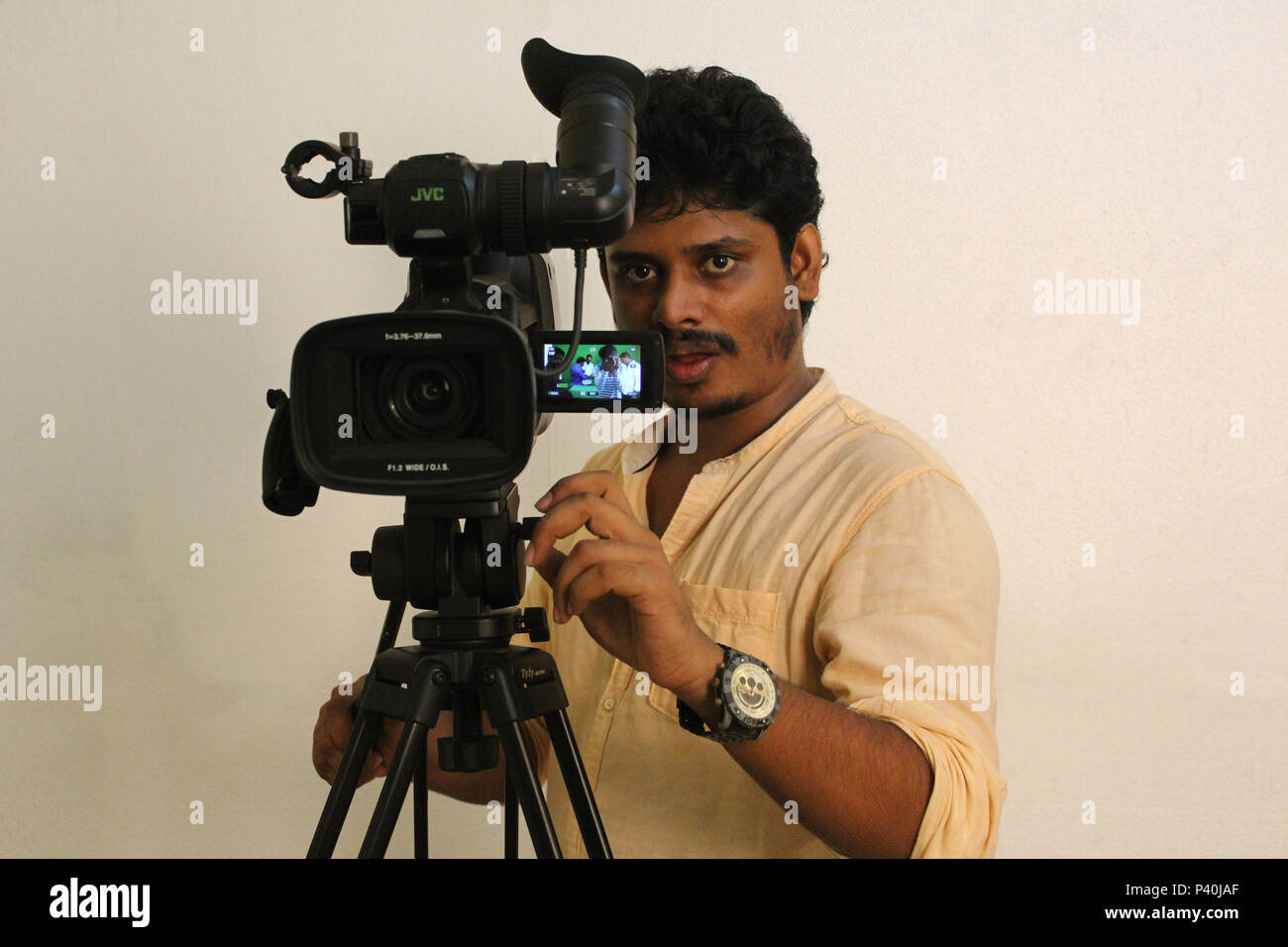 Professionelle Kameramann posing und Kamera Stockfoto