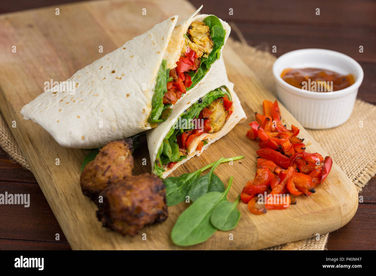 Vegetarische bhaji und geröstete Paprika Wrap mit Mango Chutney und Spinat Stockfoto