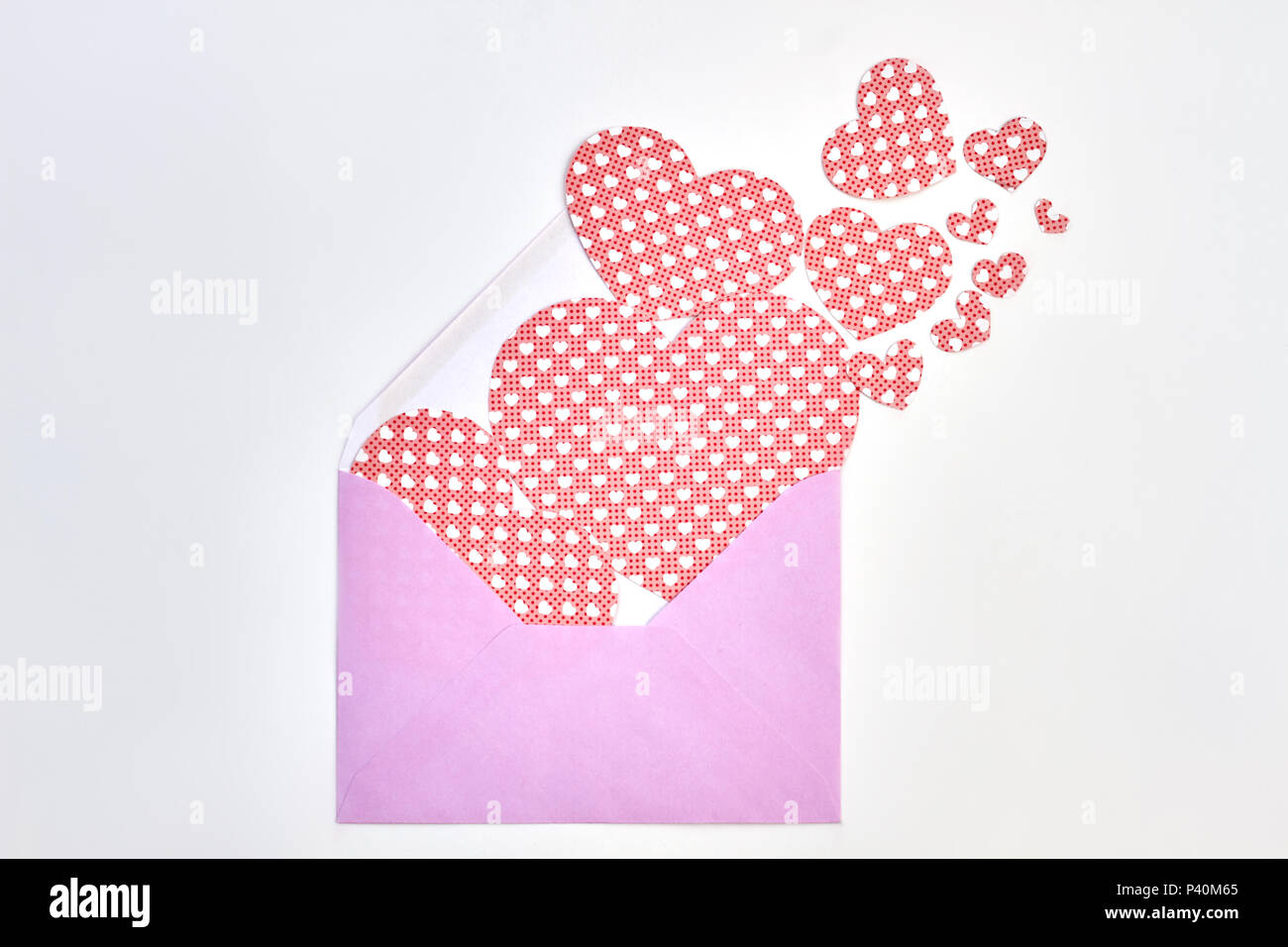 Umschlag Und Origami Herzen Auf Weißem Hintergrund Rosa