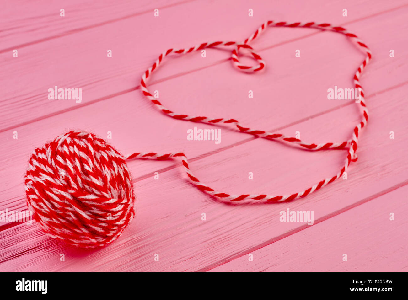 Rote Wollene Ball Von Garn Herz Form Und Wolle Ball Auf Rosa Holz