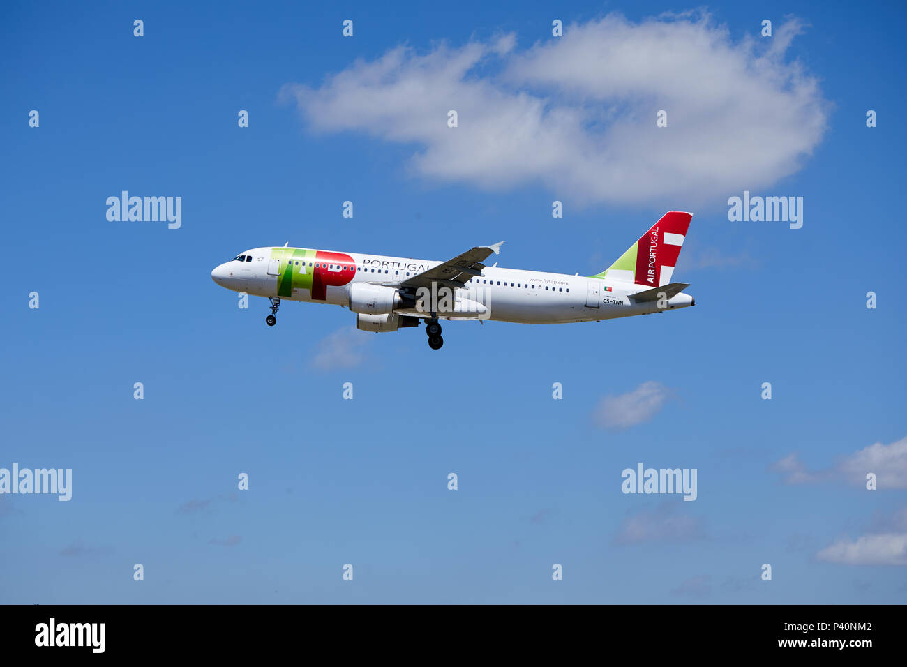 Eine TAP Air Portugal Airbus A 320-214 Flugzeuge, Registrierungsnummer CS-TNN, nähert sich eine Landung. Stockfoto