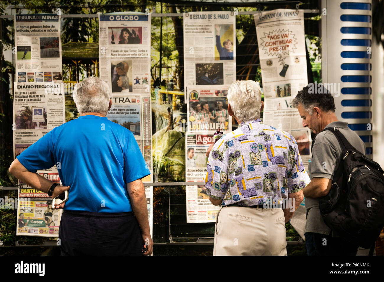 Banca Jornal de Com expositor situada na Praça Halfeld, avenida Barão do Rio Branco, Centro de Juiz de Fora Estado de MG. Stockfoto