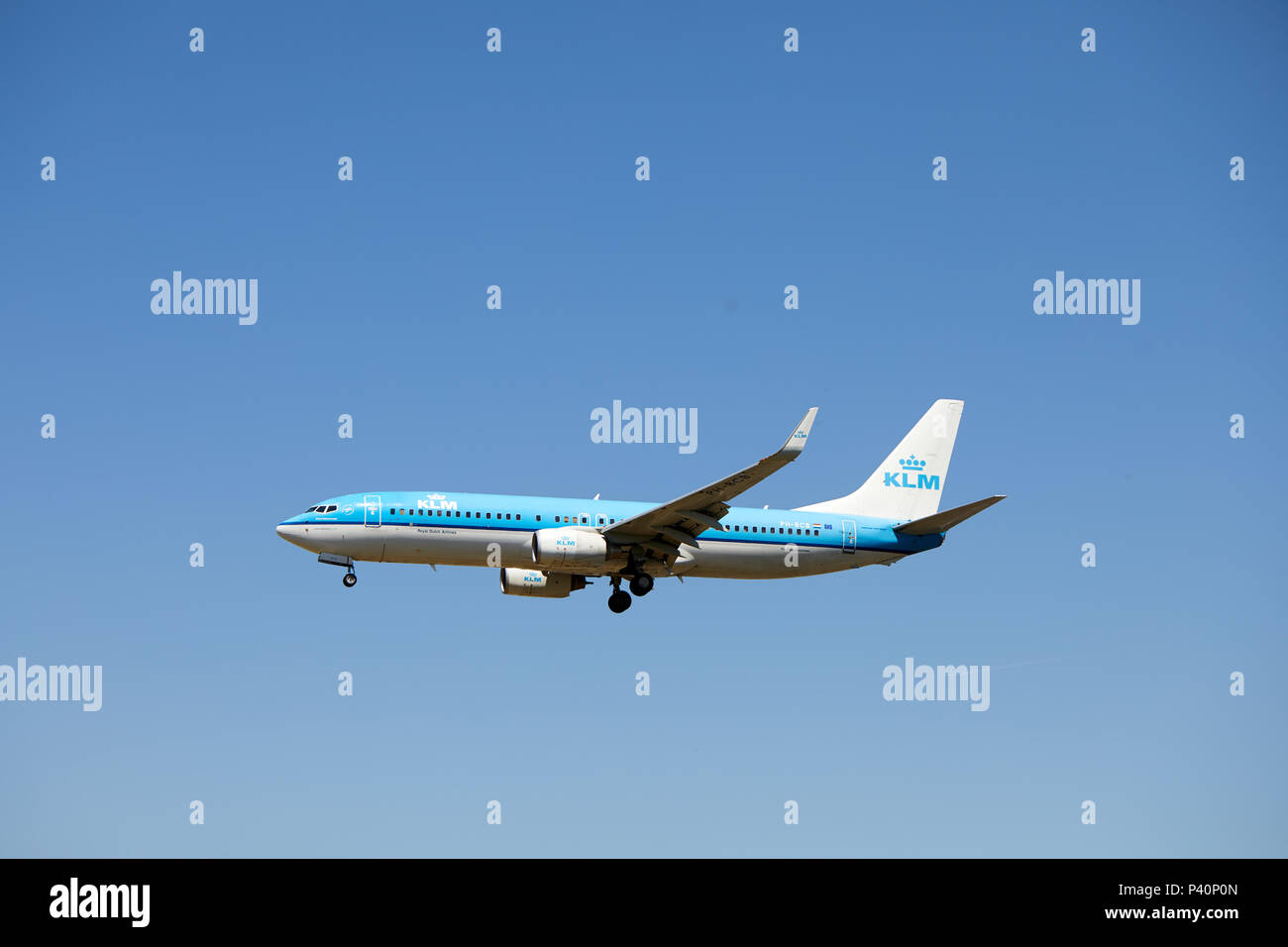 Der KLM Royal Dutch Airlines Boeing 737-8 K 2 Flugzeuge, die Registrierungsnummer PH-BCB, da es eine Landung am Flughafen Heathrow, London appraoches. Stockfoto