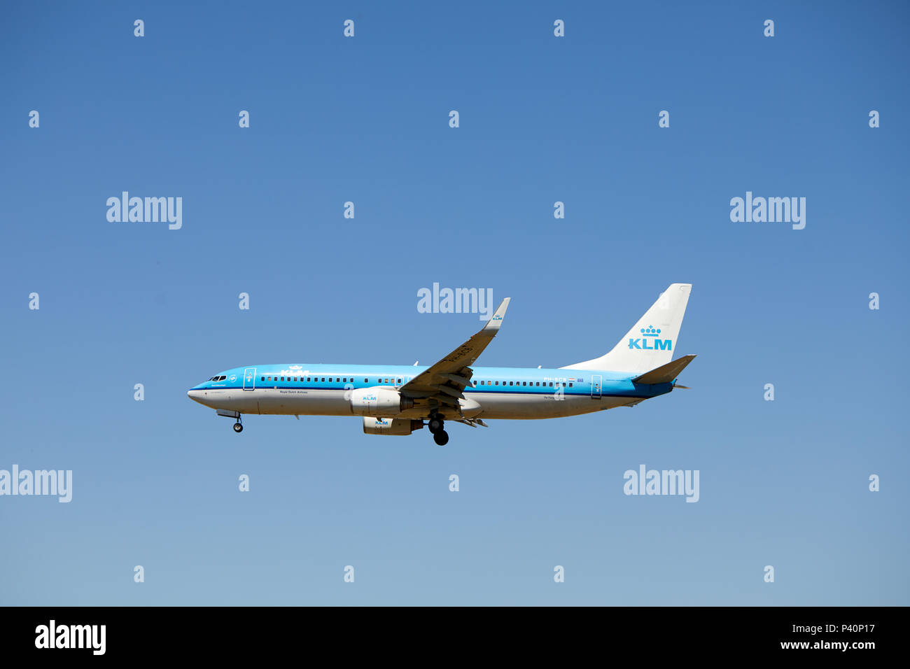 Der KLM Royal Dutch Airlines Boeing 737-8 K 2 Flugzeuge, die Registrierungsnummer PH-BCB, da es eine Landung am Flughafen Heathrow, London appraoches. Stockfoto