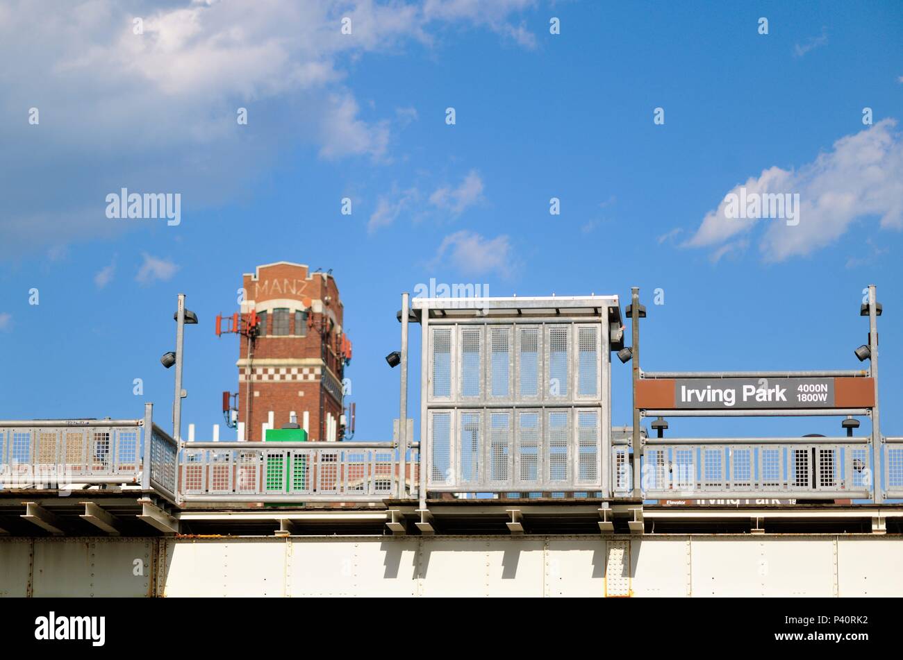 Chicago, Illinois, USA. Der braune Linie Irving Park Road L Station auf der Nordseite der Stadt. Stockfoto