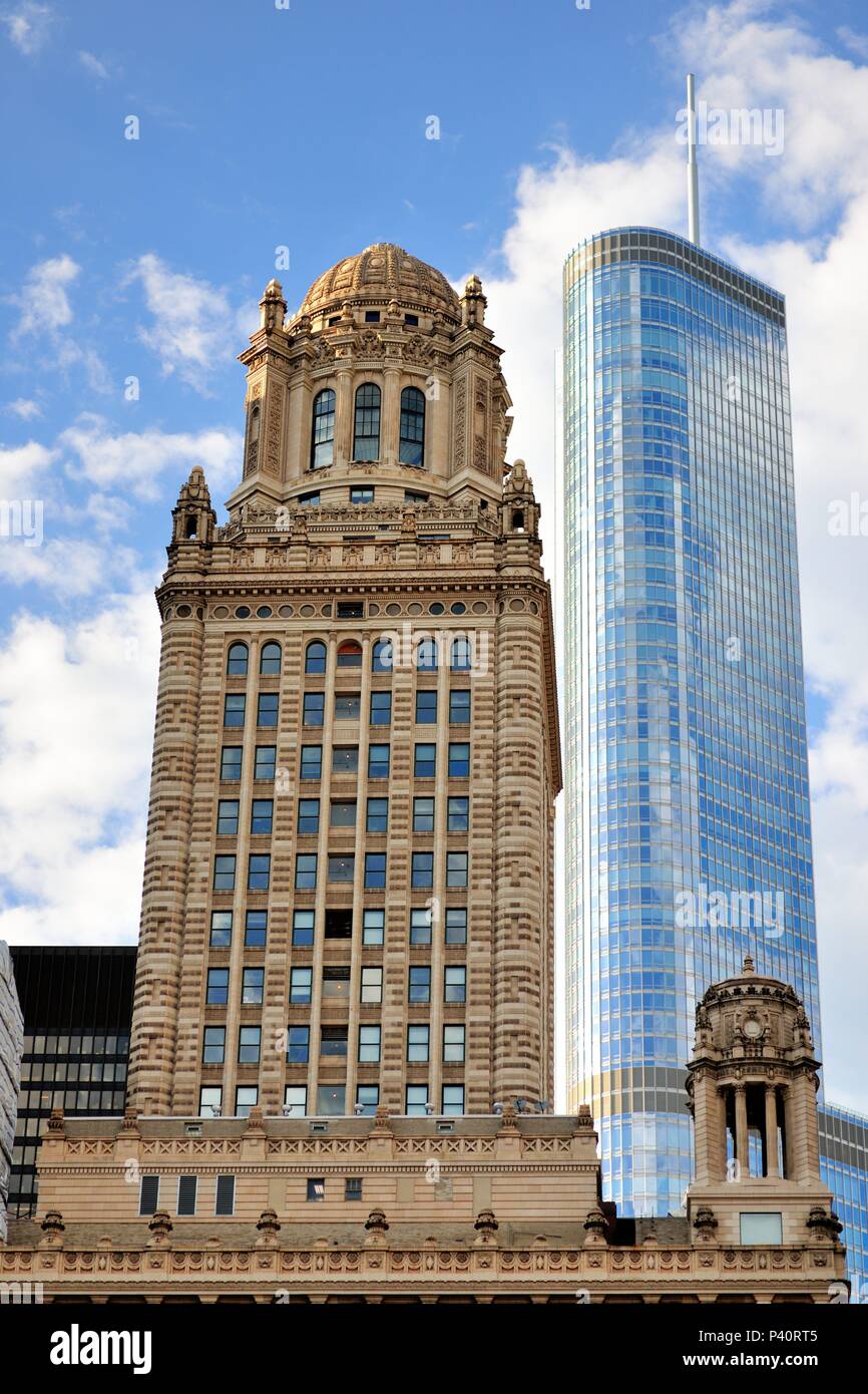 Chicago, Illinois, USA. Die Spitzen von zwei gegensätzliche architektonische Stile und Epochen in Chicago, das seine Vielfalt und Vielfalt der Architektur zeigen. Stockfoto