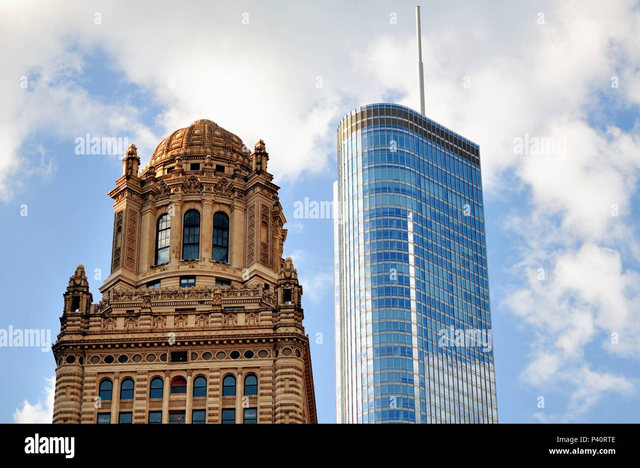 Chicago, Illinois, USA. Die Spitzen von zwei gegensätzliche architektonische Stile und Epochen in Chicago, das seine Vielfalt und Vielfalt der Architektur zeigen. Stockfoto