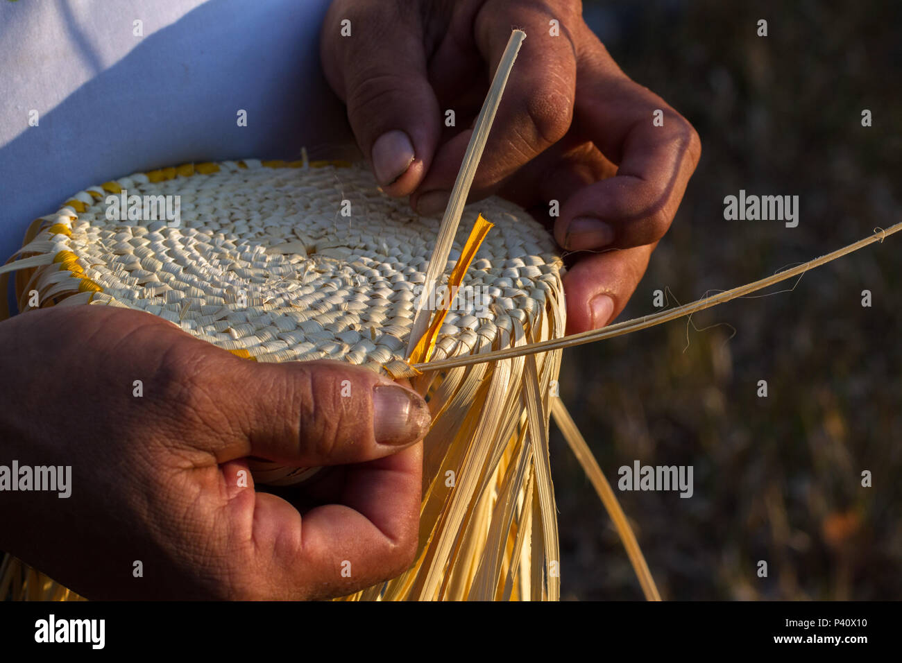 Rio Arapiuns - SANTARÉM PA Artesanato artesanato de Santarém fibras vegetais Palha de Tucumã Amazônia Santarém Pará Cestaria Palha de Tucumã trançada tingimento palha com com pigmento natürliche Comunidade Atodi Atodi Rio Arapiuns arte Comunidade ribeirinha Bundesstaat Pará Norte do Brasil Brasil Stockfoto