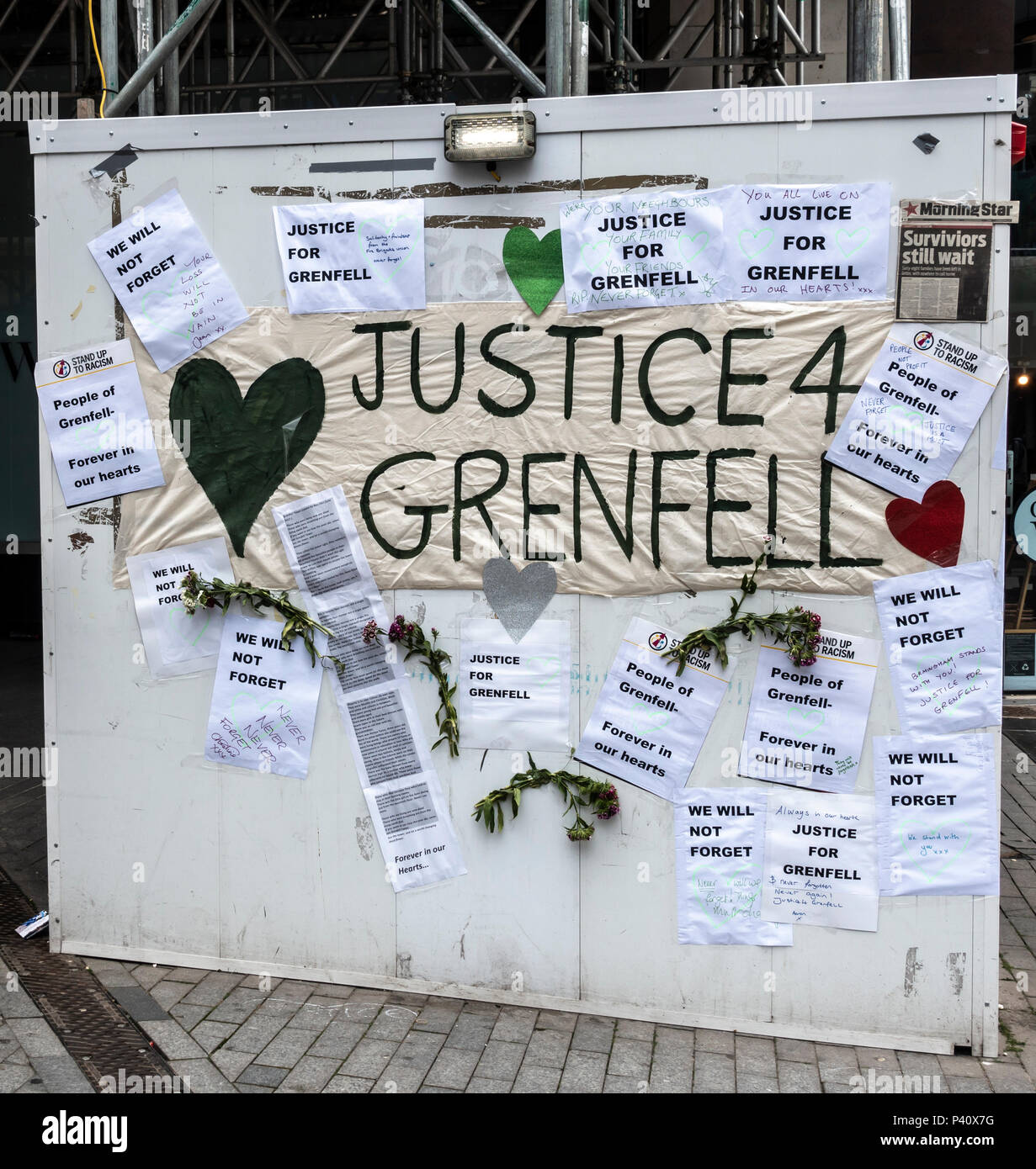 Collage board Recht 4 Grenfell durch Aufstehen gegen Rassismus, ein Arm der Socialist Workers Party, im Zentrum von Birmingham, England, Großbritannien Stockfoto