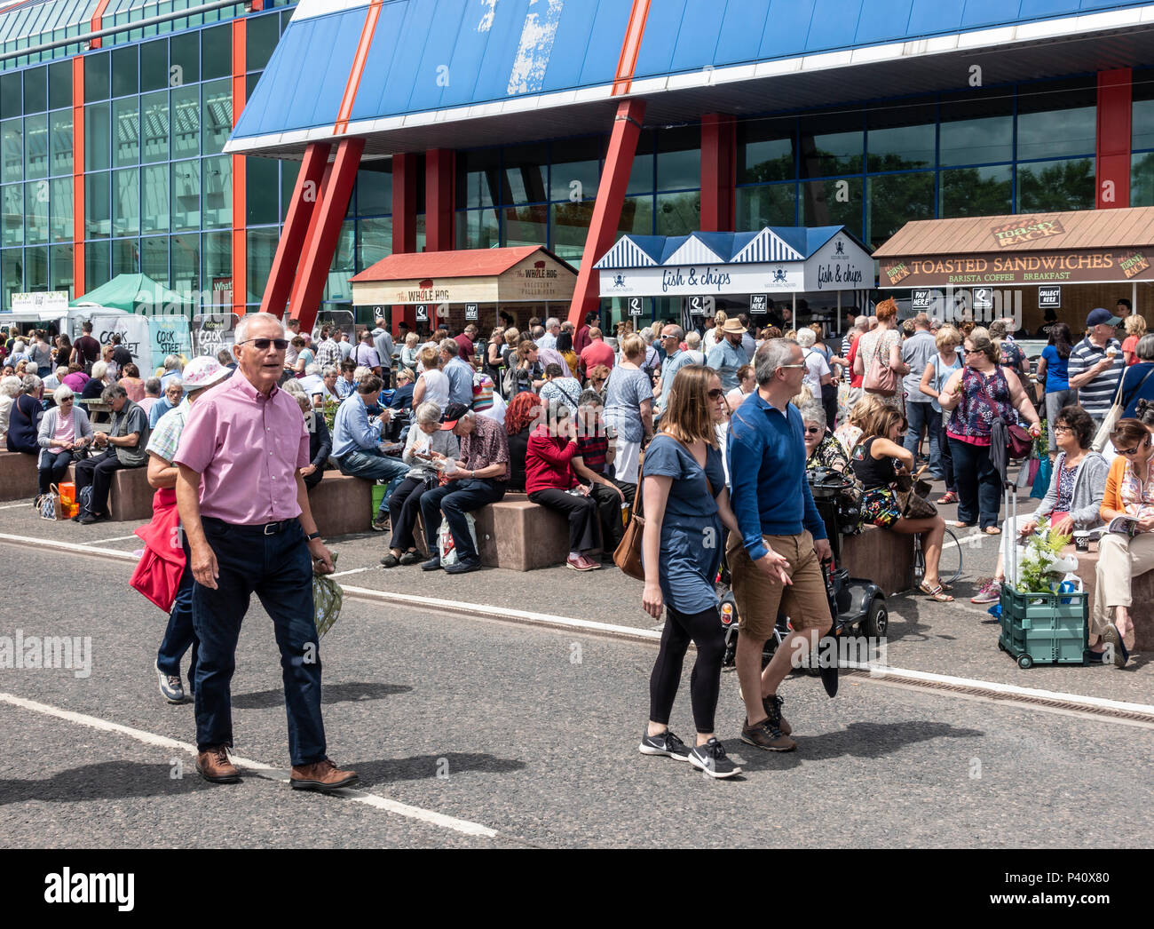 Besucher Gärtner' Welt leben, eine Pause in der Sonne im NEC, Birmingham, England, UK zu entspannen Stockfoto