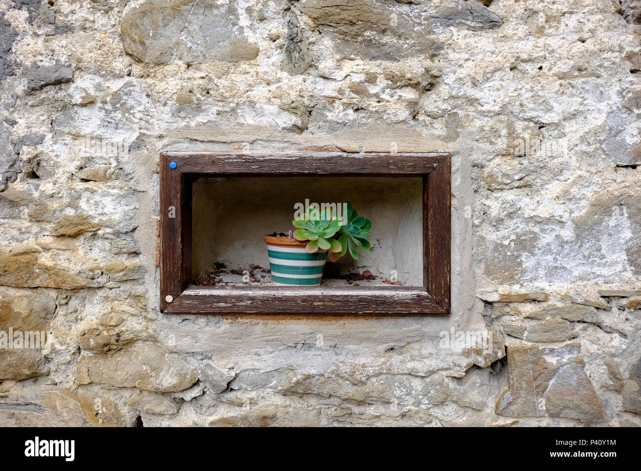 Kleines Fenster in Apricale, Provinz Imperia, Ligurien, Italien. Eine der schönsten italienischen Dörfern. Stockfoto