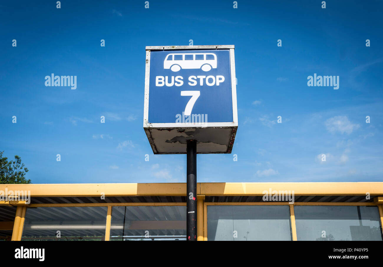 Blue Bus stop-Schild vor blauem Himmel am Flughafen Gatwick, Shuttle Bus. Stockfoto