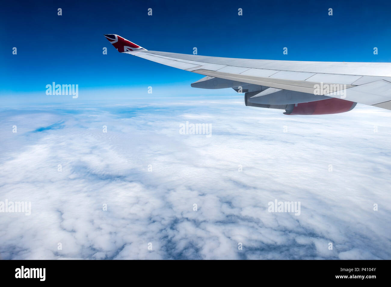 Blick aus dem Flugzeug Fenster des Flugzeugs Flügel und Motor mit cloudscape Stockfoto