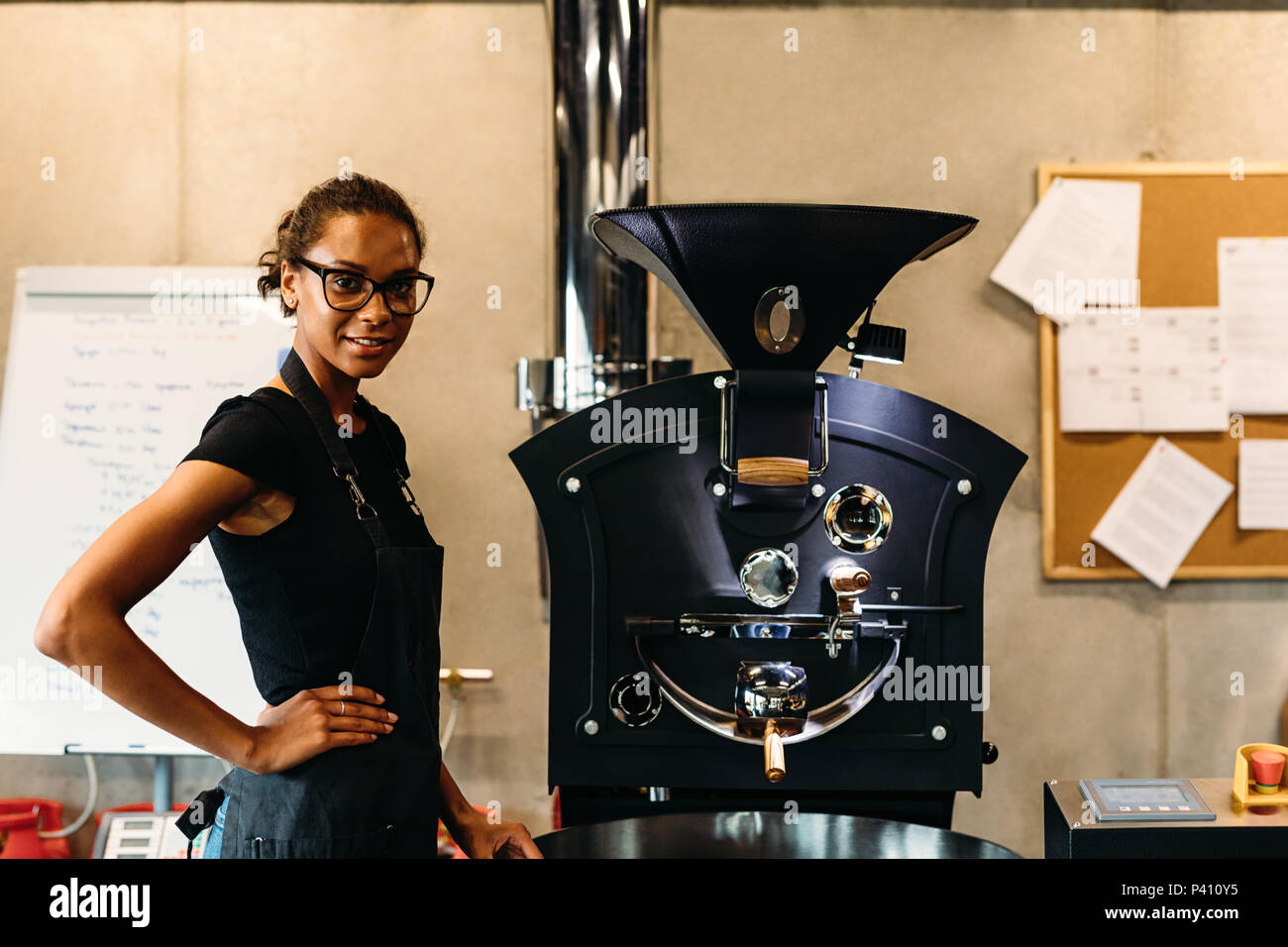 Inhaber kleiner Unternehmen in ihrem Kaffee Röstung shop Stand Stockfoto