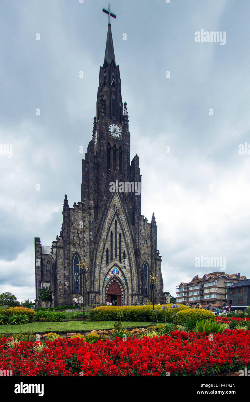 Catedral Nossa Senhora de Lourdes, Catedral de Pedra, Igreja Nossa Senhora de Lourdes, atração Turística de Serra Gaúcha, gótico inglês, Torre com 65 metros De Altura, carrilhão de 12 sinos de Bronze, Artista gaúcho Marciano Schmitz, escultor Pablo Orono Herrera, vitrais Ladainha de Nossa Senhora, Santa ceia esculpida em Madeira Júlio Tixe, Canela, Rio Grande do Sul, Serra Gaucha, Sul do Brasil, Brasilien, Roteiro Turístico, viagem, Reisen, Sete Maravilhas do Brasil em 2010, Daten da Foto Janeiro 2018 Stockfoto