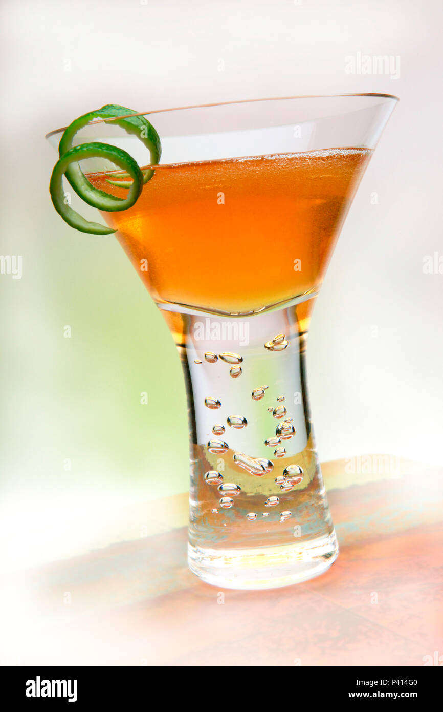 Cocktail mit Gin und Kalk Stockfoto