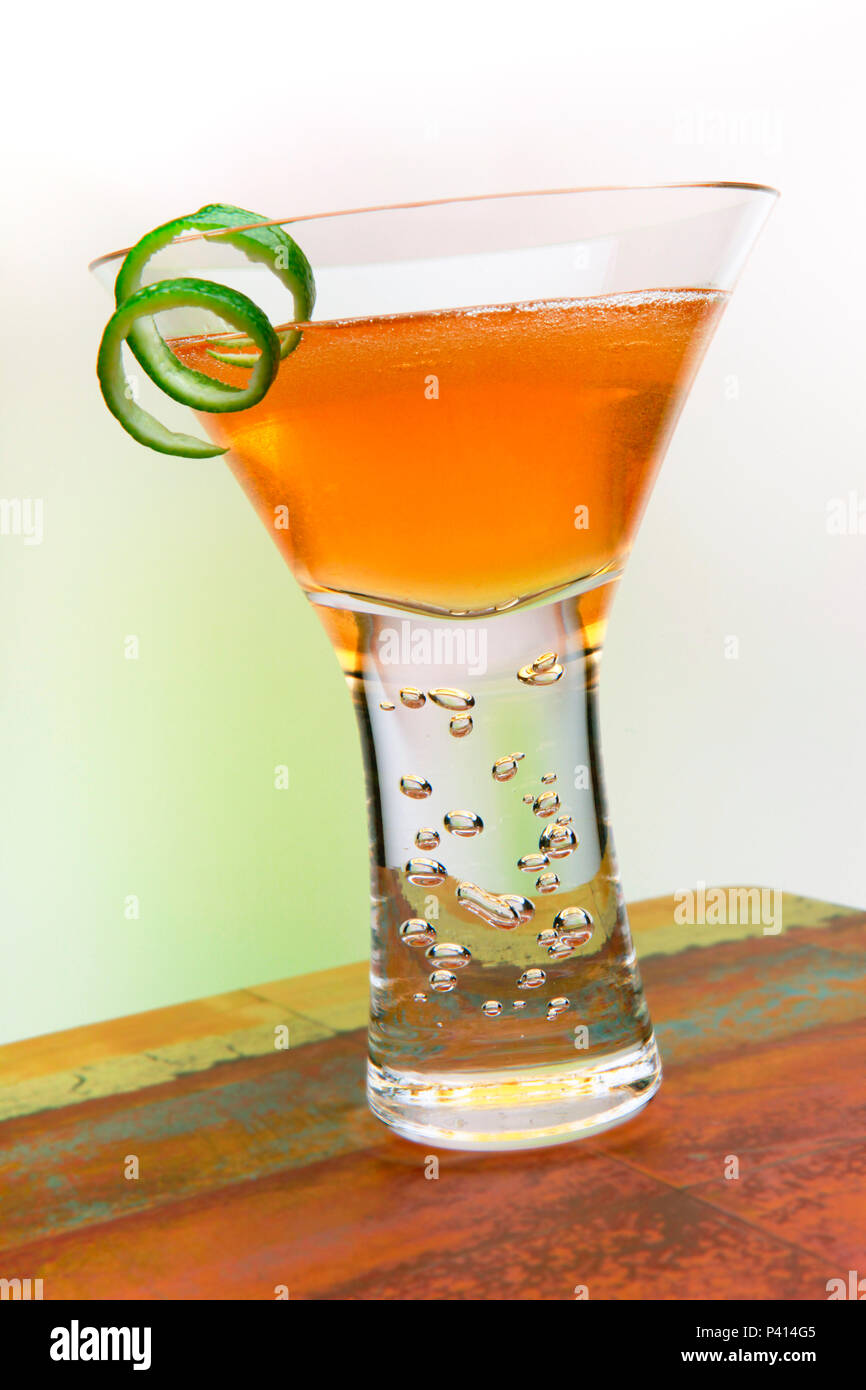 Cocktail mit Gin und Kalk Stockfoto