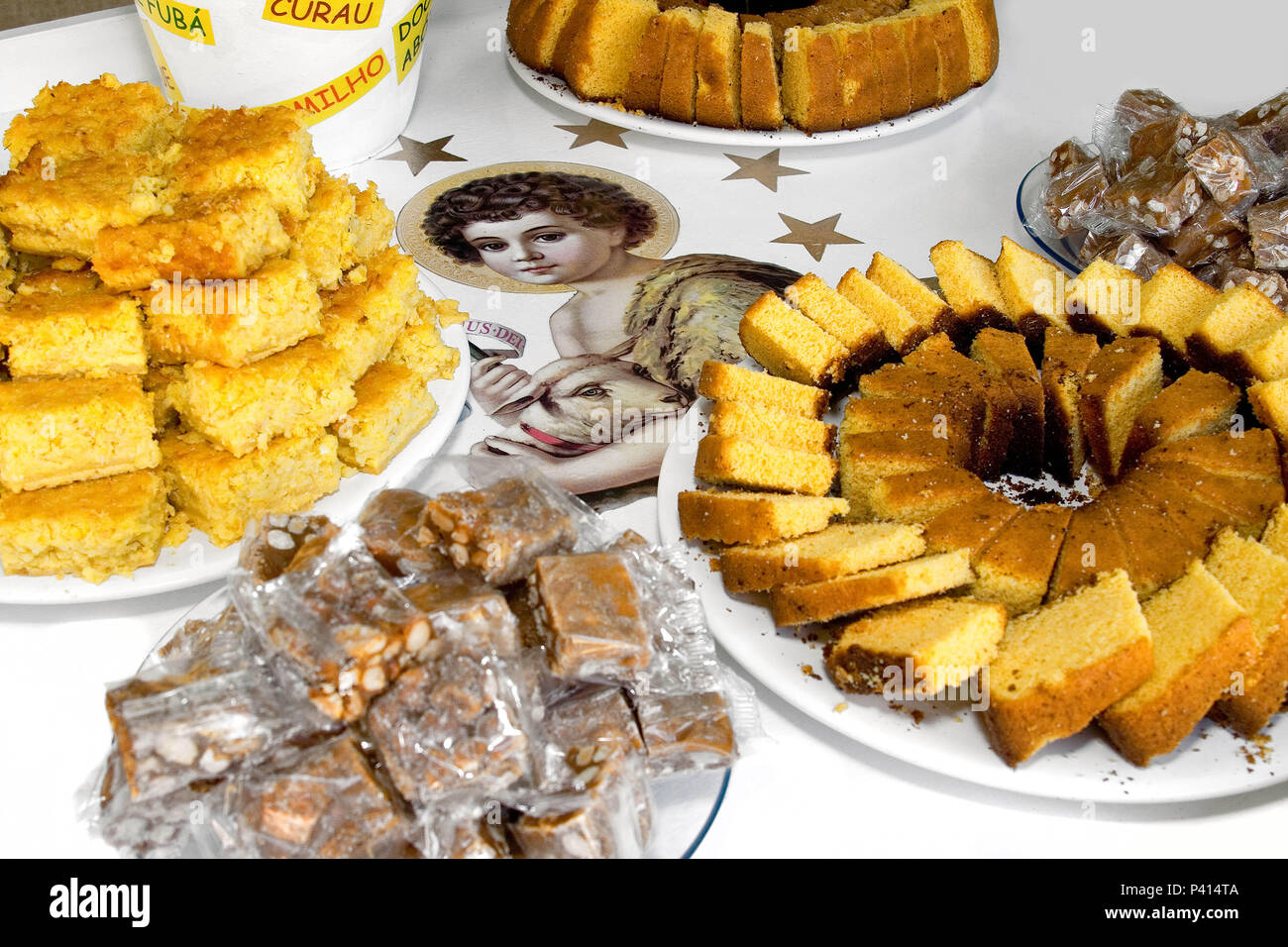 Festa Junina Bolo de Milho Bolo de Amendoim Fubá Doce de Mesa de doces e bolos Folklore Stockfoto