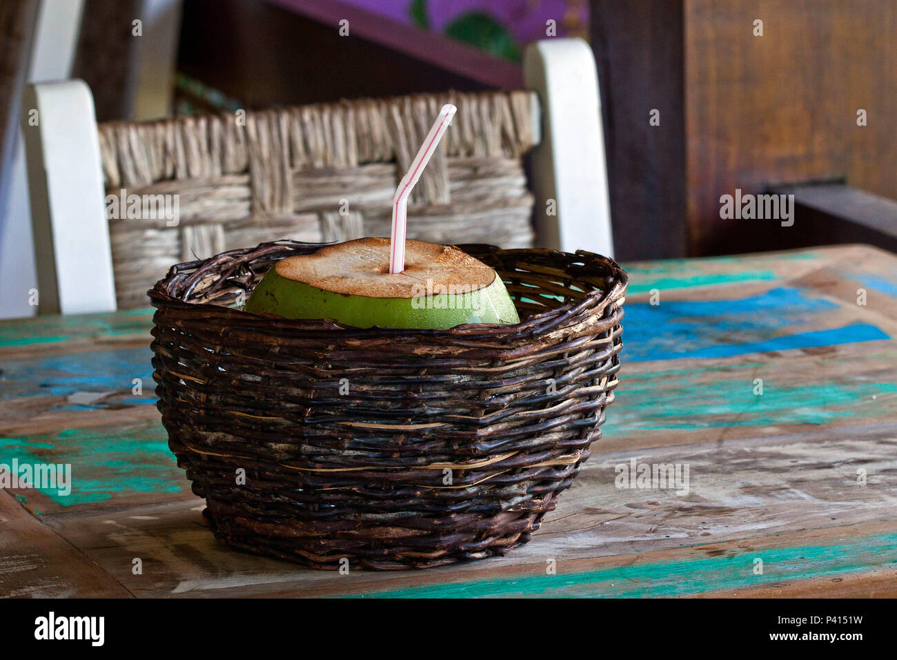 Água de Coco Coco verde Água fruta bebida coco Sobre a Mesa Stockfoto