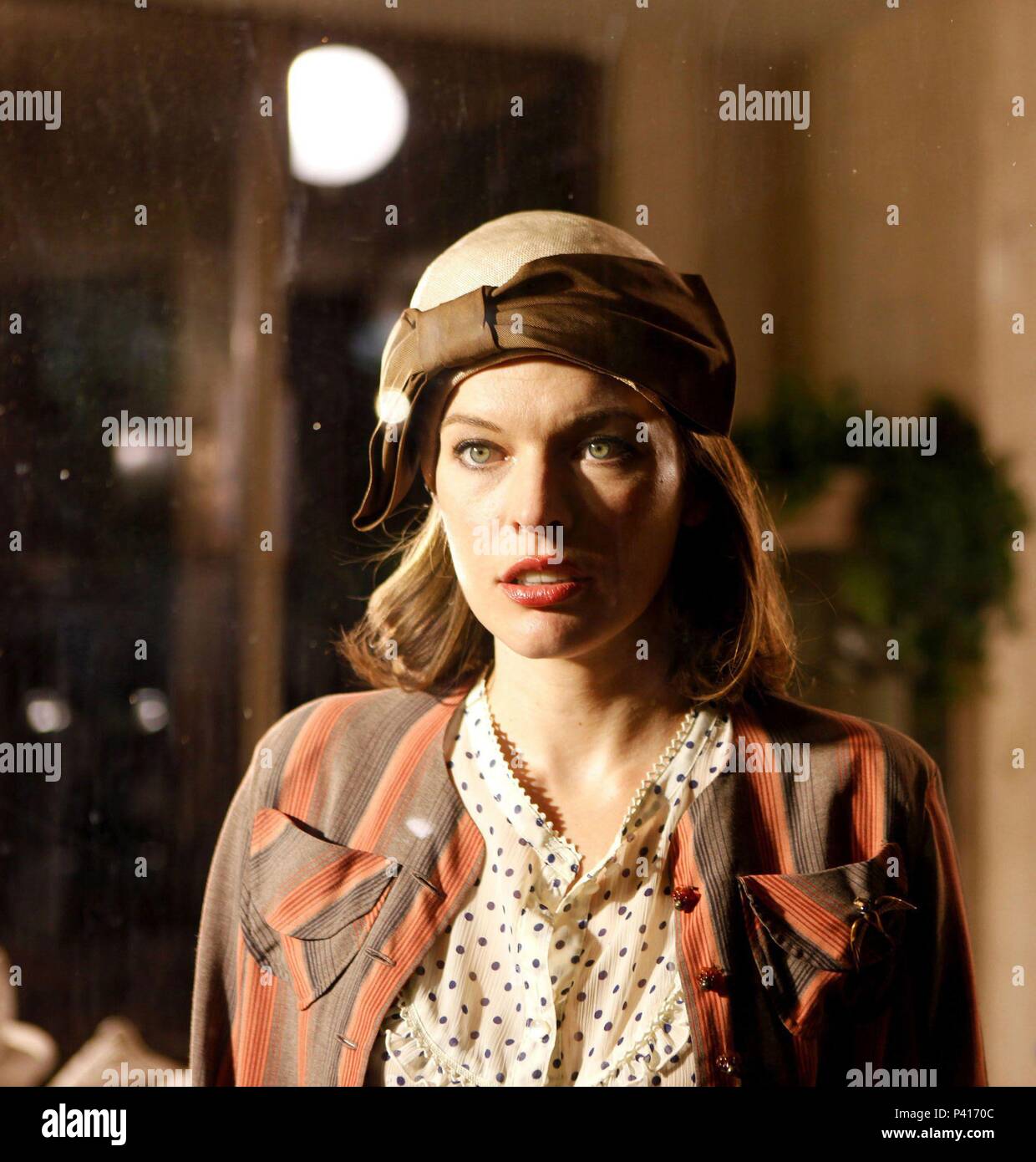 Original Film Titel: ERZIEHUNG UND BOBBY. Englischer Titel: ERZIEHUNG UND BOBBY. Regisseur: FAMKE JANSSEN. Jahr: 2011. Stars: Milla Jovovich. Quelle: Niederländische TILT FILM/Album Stockfoto