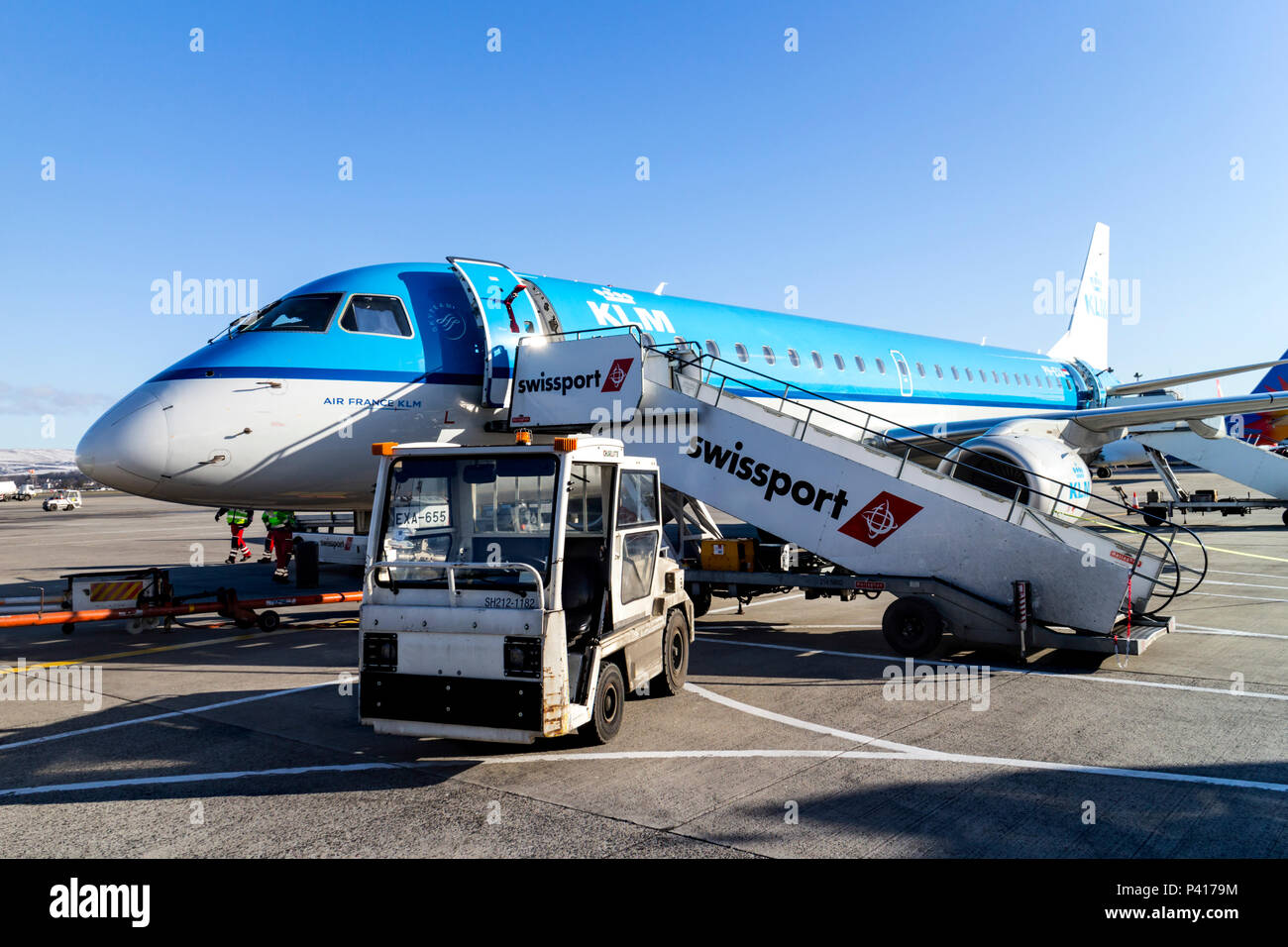 KLM Cityhopper Embraer ERJ-190 auf dem Vorfeld, Glasgow, Schottland. Stockfoto