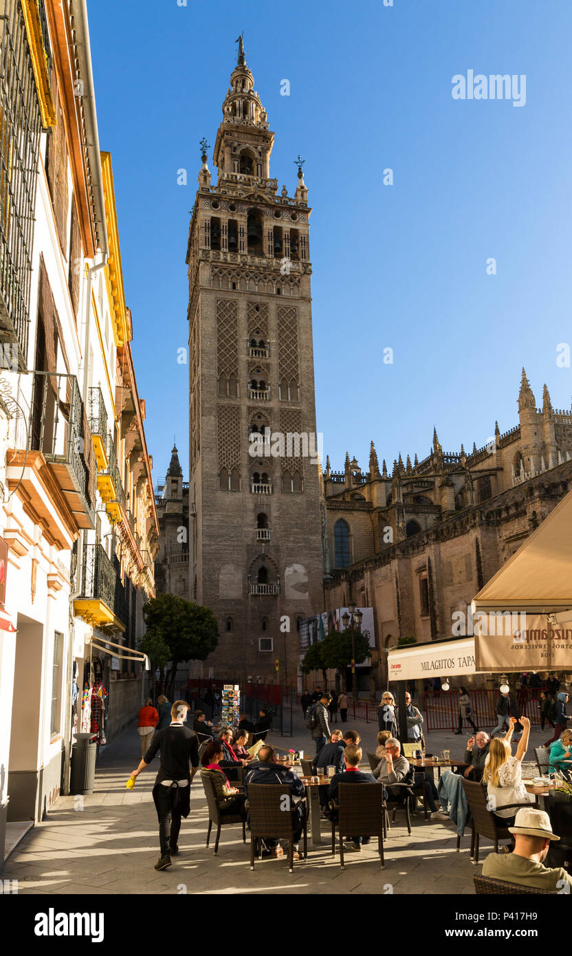 Der Glockenturm Giralda von Sevilla Kathedrale der Heiligen Maria, Andalusien, Spanien. Stockfoto