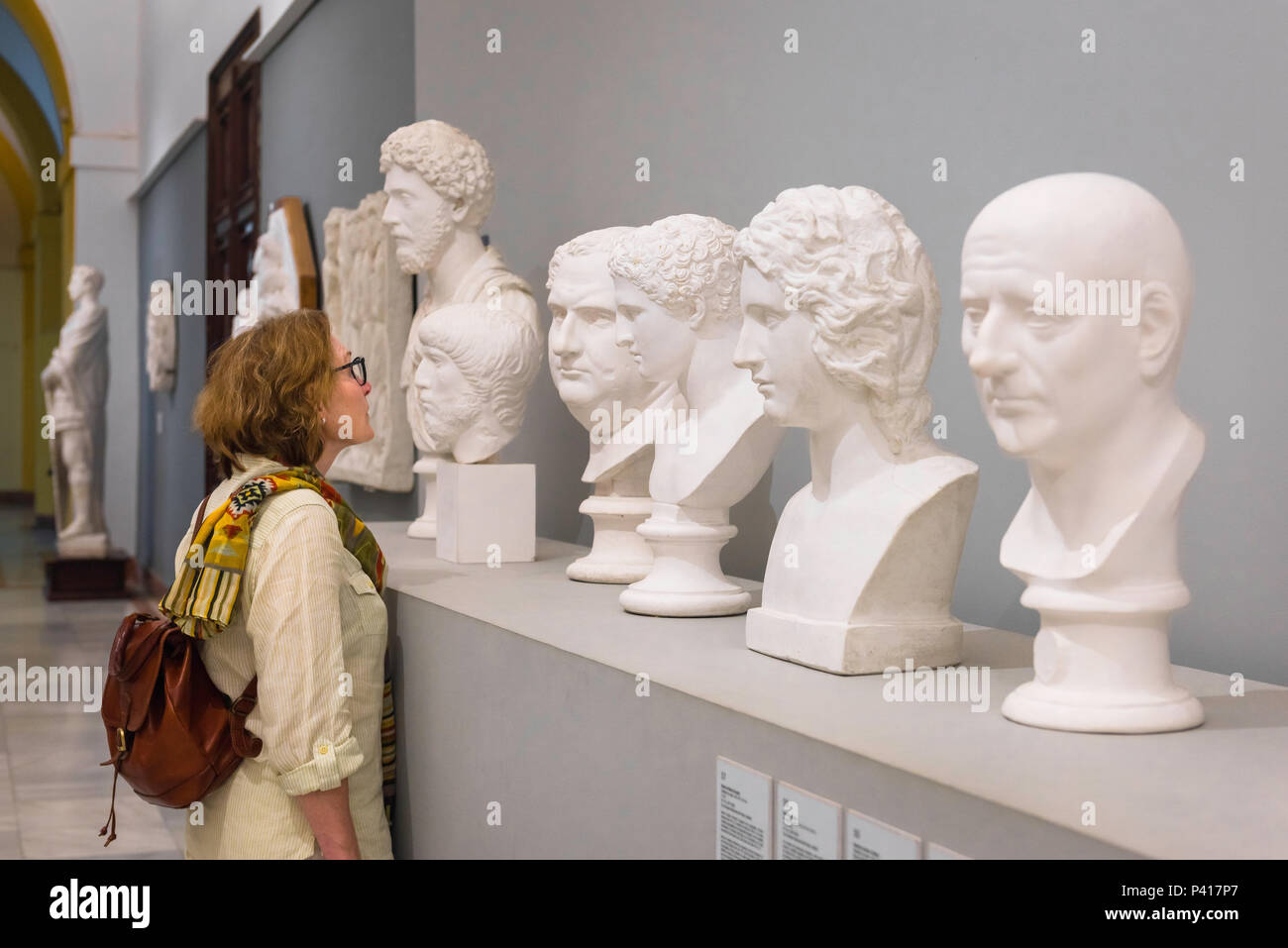 Klassische Kunst Museum, eine Frau mittleren Alters Studien eine Sammlung von antiken römischen Büsten in der Gypsotheque der Universität von Sevilla (Sevilla), Spanien. Stockfoto