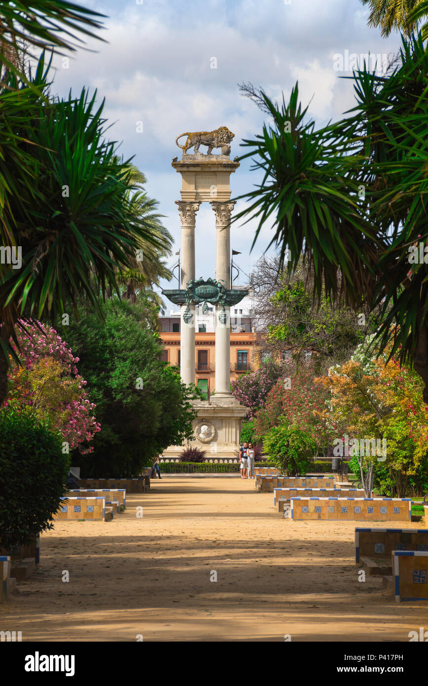 Sevilla Murillo Gärten, mit Blick auf die Christopher Columbus Monument (Monumento a Cristobal Colon) in den Jardines de Murillo in Sevilla (Sevilla), Spanien. Stockfoto
