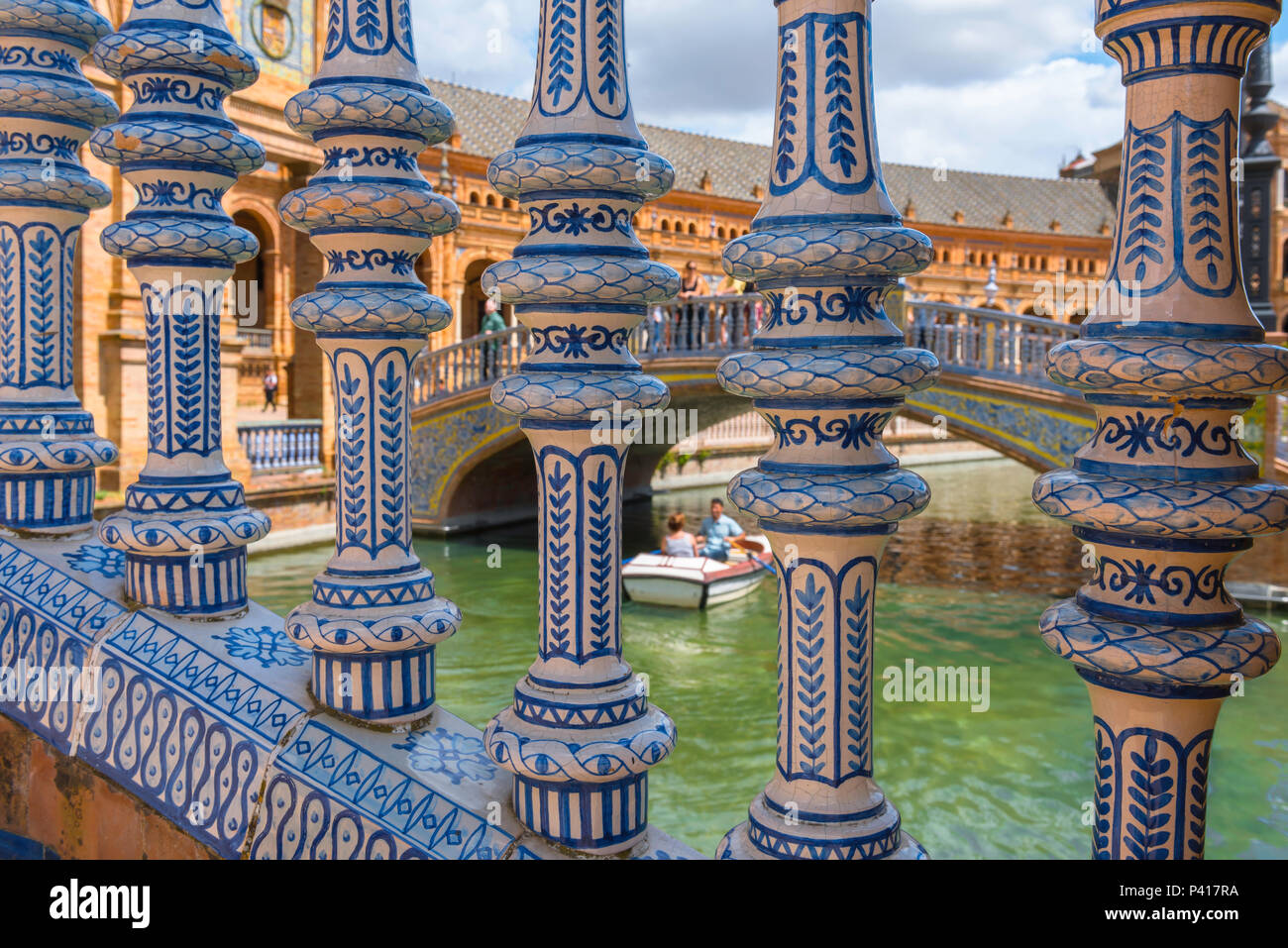 Plaza de Espana in Sevilla, Detail der farbenfrohen Keramik Baluster einer Brücke über den See in der Plaza de Espana, Sevilla, Andalusien, Spanien. Stockfoto