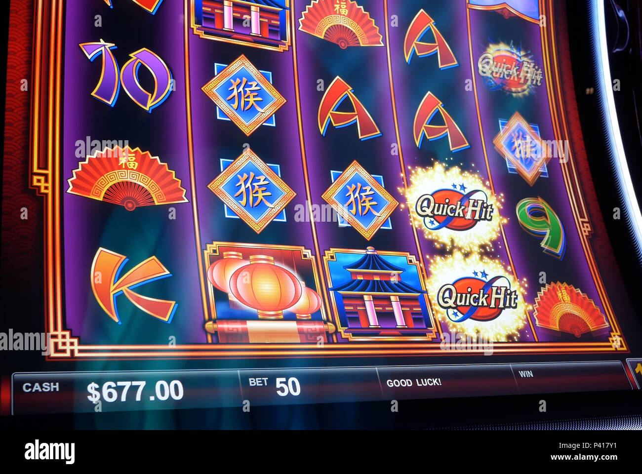 Coquitlam, BC, Kanada - 12. Juni 2018: Bewegung von Menschen spielen Slot Machine im Casino, auf dem Bildschirm konzentrieren Stockfoto