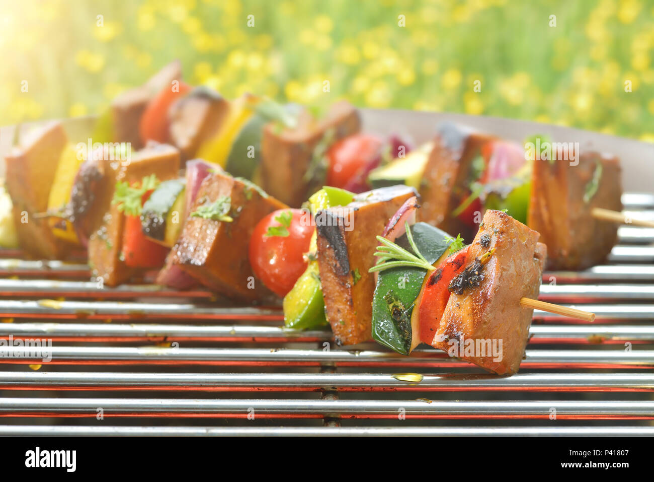 Fleischloses Grillen: Vegetarische Spieße mit Seitan und gemischtes Gemüse auf dem Grill Stockfoto
